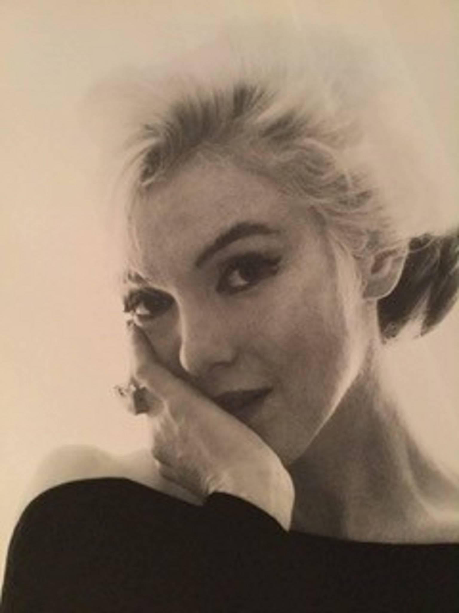 Marilyn in dem schwarzen Kleid, die Sie anschaut (Schwarz), Portrait Photograph, von Bert Stern