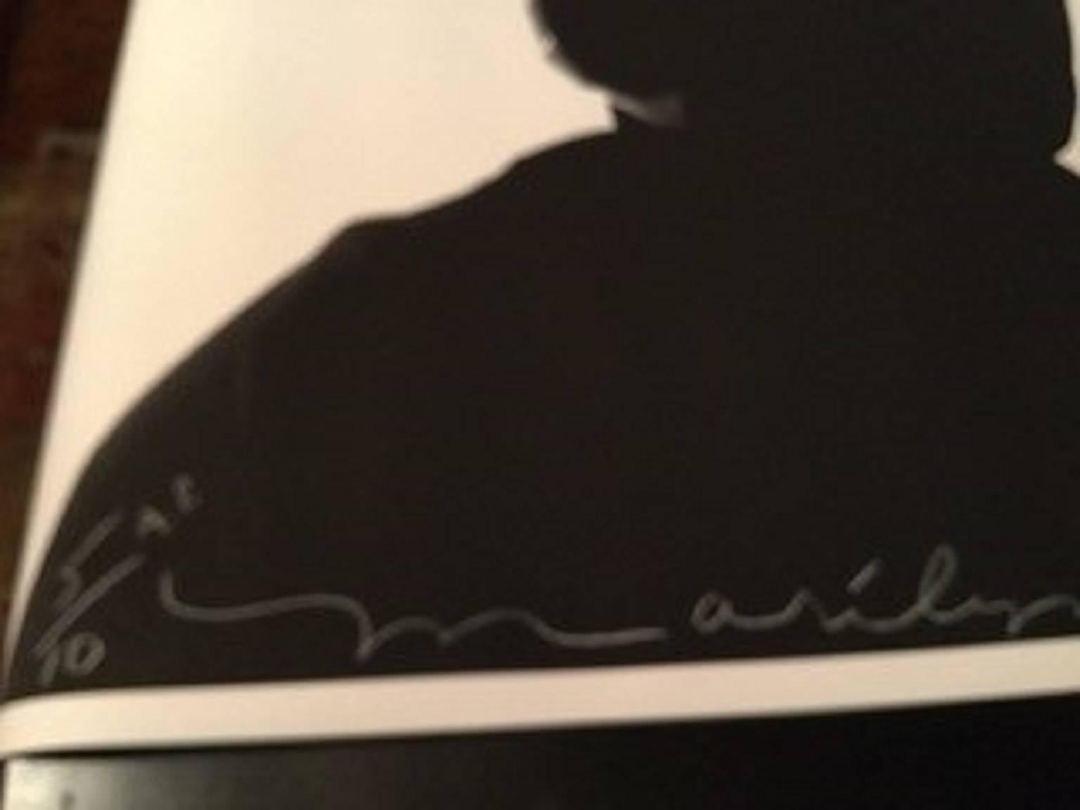 Bert Heck

Ich schaue dich an
Die letzte Sitzung (1962)
prächtiges und großes Foto von Marilyn Monroe in dem mythischen schwarzen Kleid von Christian Dior
fotopapier 
format 61 X91 cm
bild 56 x 64 cm
vom Künstler signiert und nummeriert (18