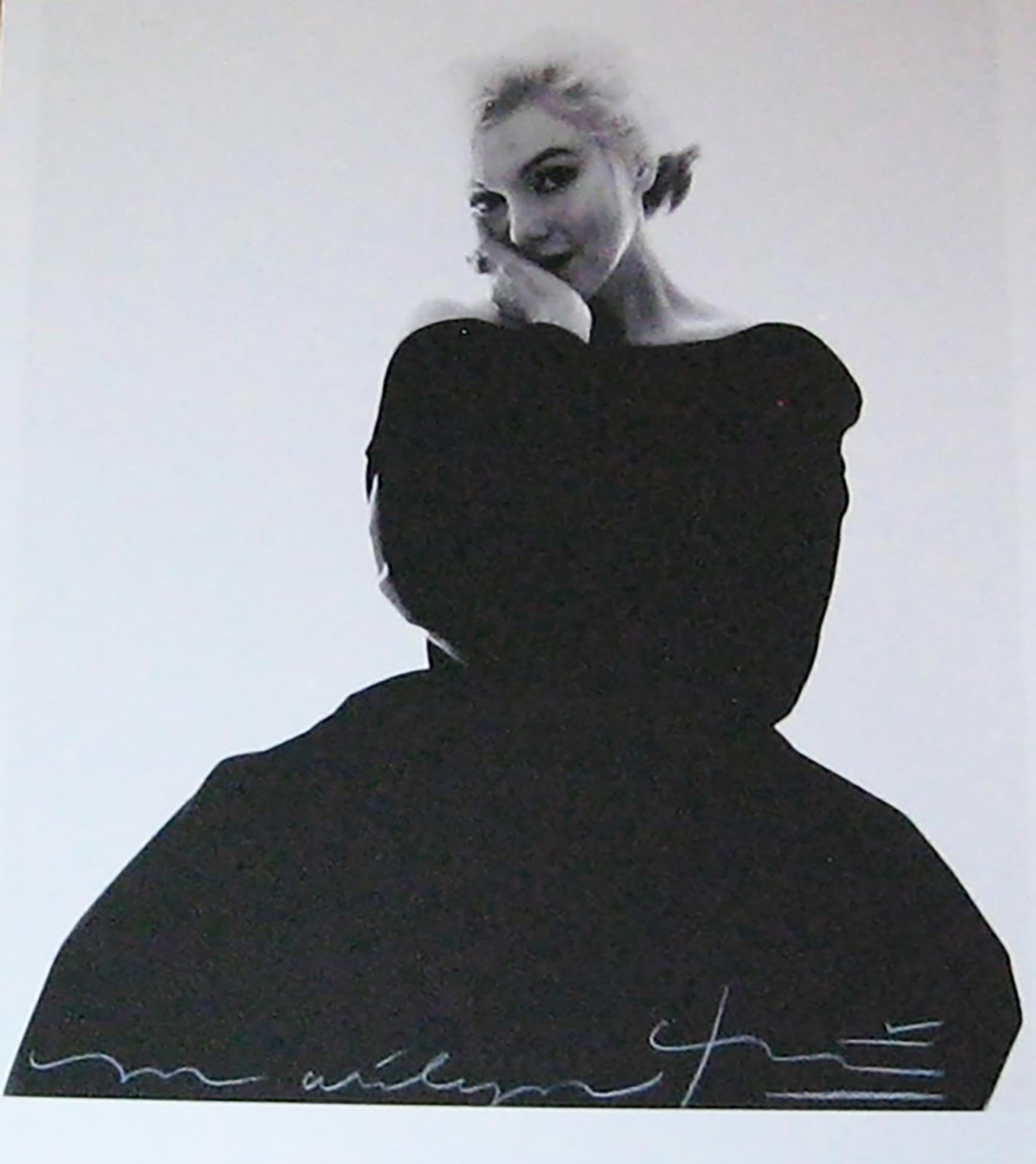 Bert Stern Portrait Photograph – Marilyn in dem schwarzen Kleid, die Sie anschaut