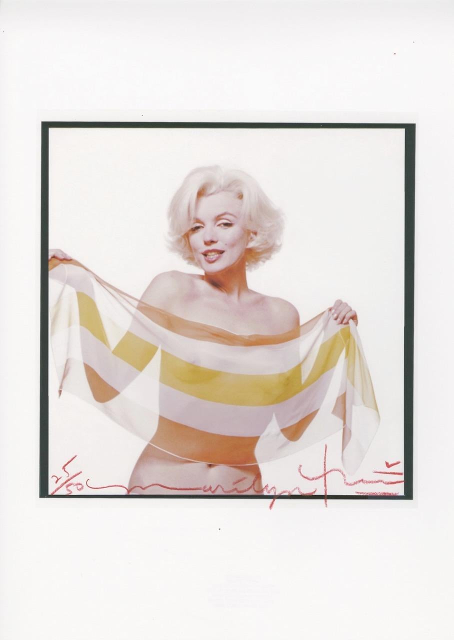 Bert Stern Portrait Photograph – Marilyn im schräg geschnittenen Schal