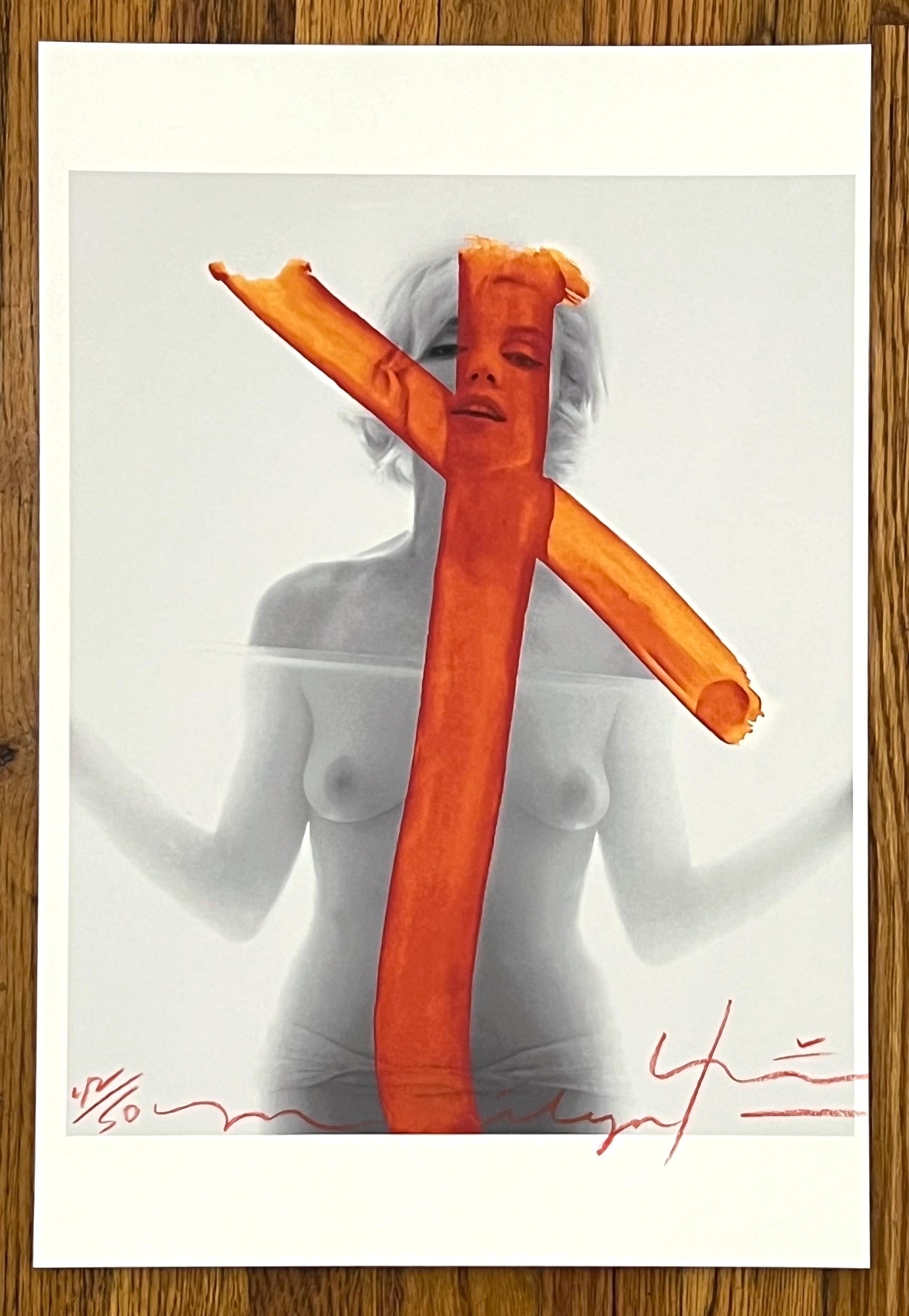 Marilyn Monroe, Kruzifix – Photograph von Bert Stern