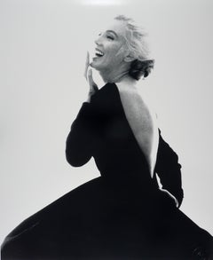 Marilyn Monroe che ride, abito nero Dior, L'ultima seduta, 1962