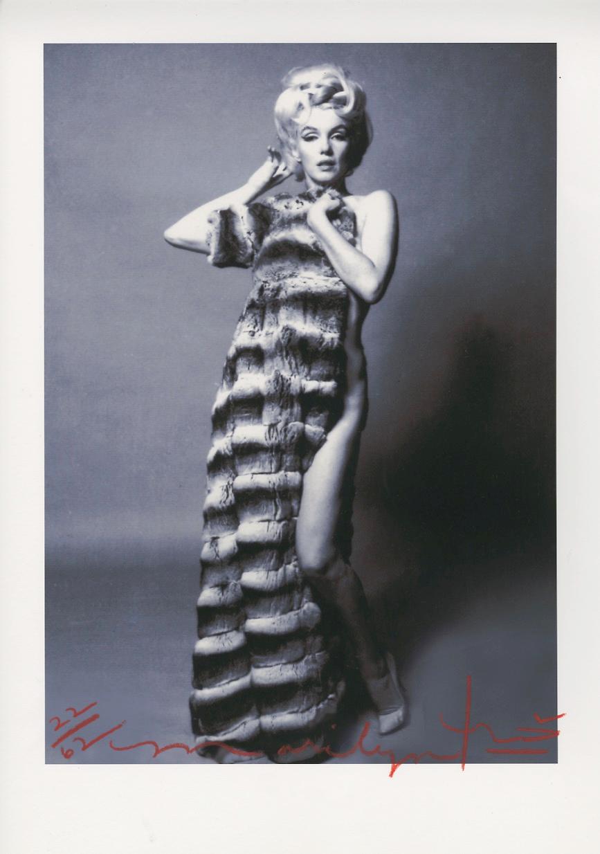 Marilyn Monroe . Marilyn Monroe en manteau de chinchilla - Gris Portrait Photograph par Bert Stern