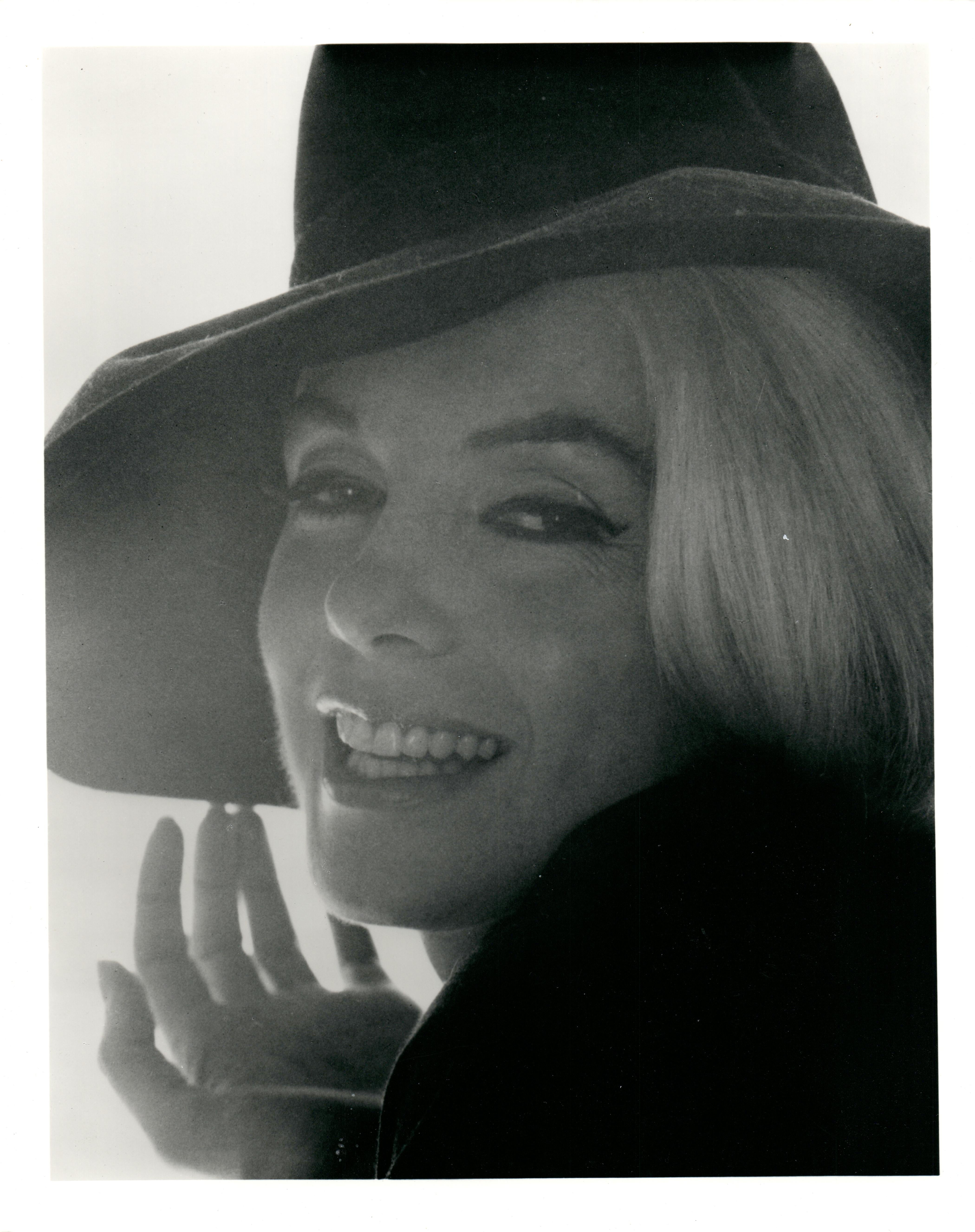 Portrait Photograph di Bert Stern - Marilyn Monroe sorridente con un fedora Stampa d'epoca