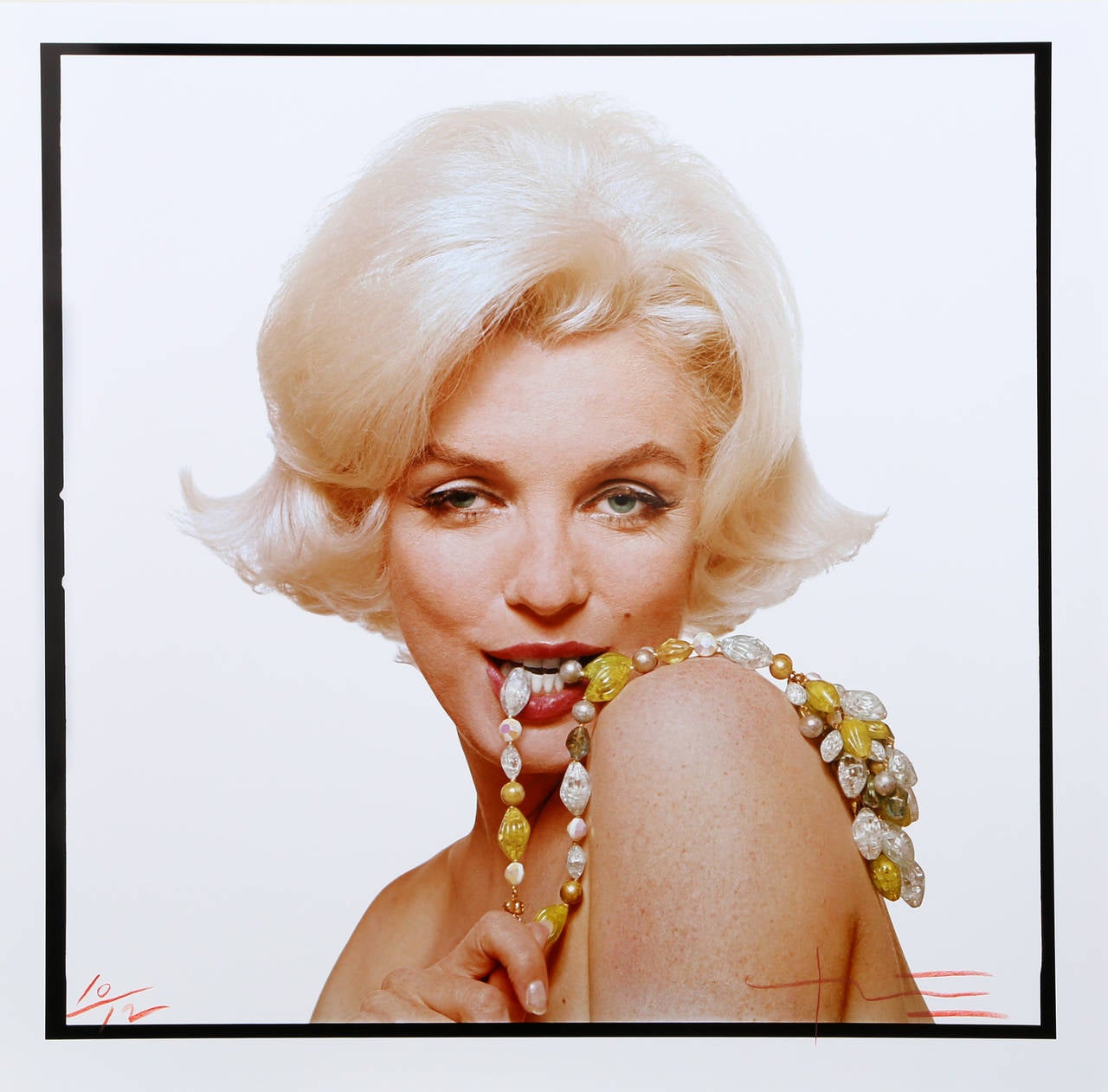 Artiste : Bert Stern
Titre : Marilyn Monroe - La dernière séance
Année : 1962 (imprimé en 2009)
Médium : Photographie en couleur, signée et numérotée au crayon rouge
Edition : 12
Taille de l'image : 22 x 22 pouces
Taille : 24 in. x 24 in. (60,96 cm