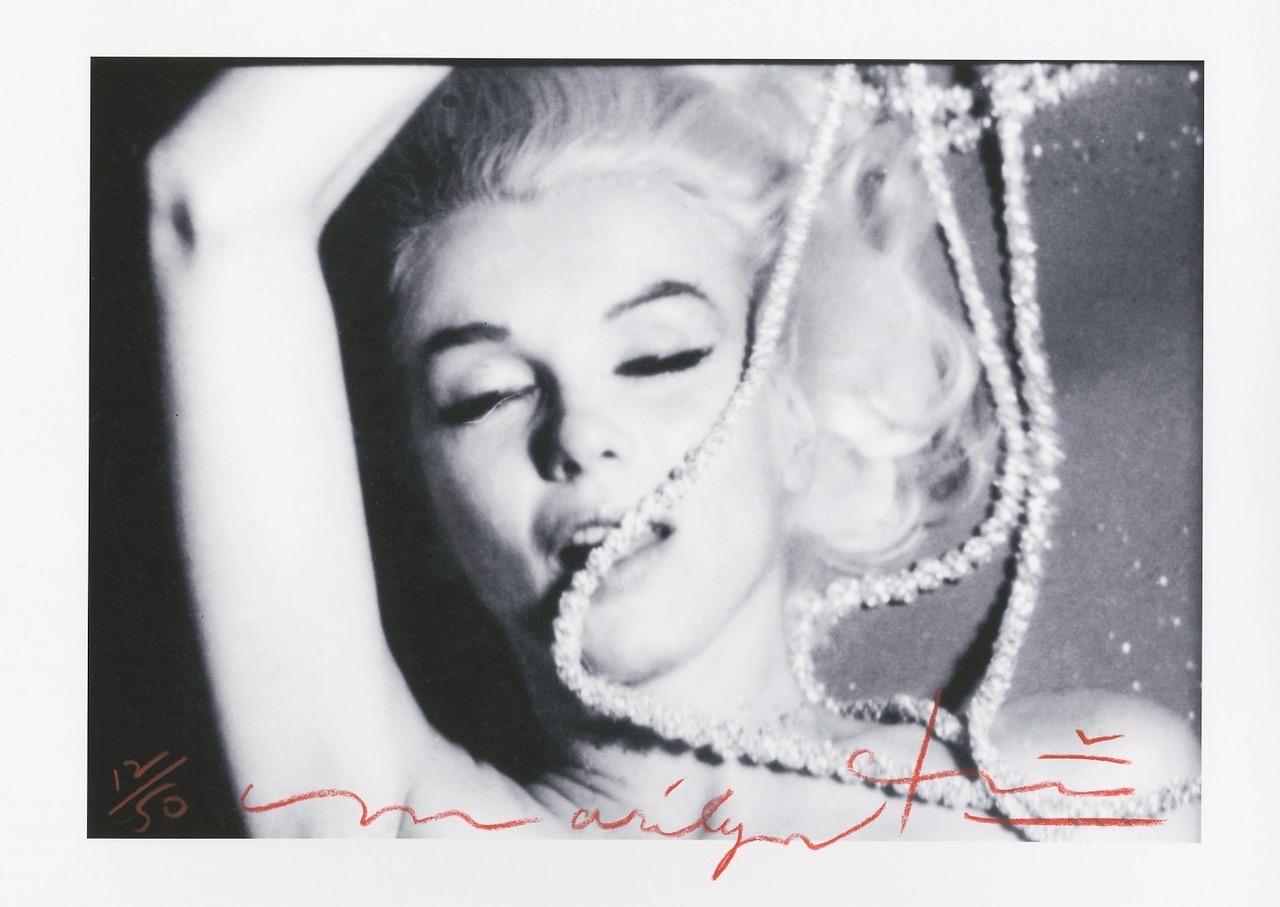 Marilyn Monroe - Robe  Les dernières perles de table 1 de Bert Stern .