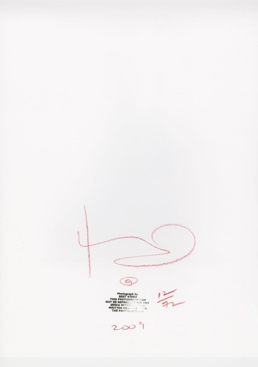 Ausschließlichkeit 
Kürzlich veröffentlichtes Foto aus dem Archiv von Bert stern
Marilyns neues schwarzes Kleid
2009 Auslosung
72 Exemplare
Unterschrift auf Vorder- und Rückseite
Auf der Rückseite datiert
Vom Künstler unterzeichnetes Zertifikat 
13