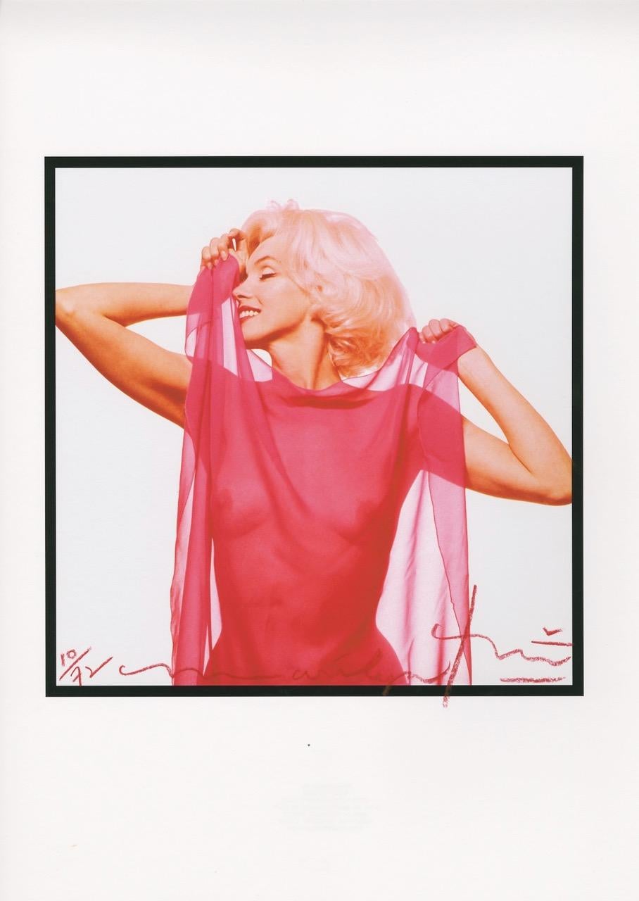 Bert Stern Portrait Photograph – Marilyn Roter Schal im Profil 