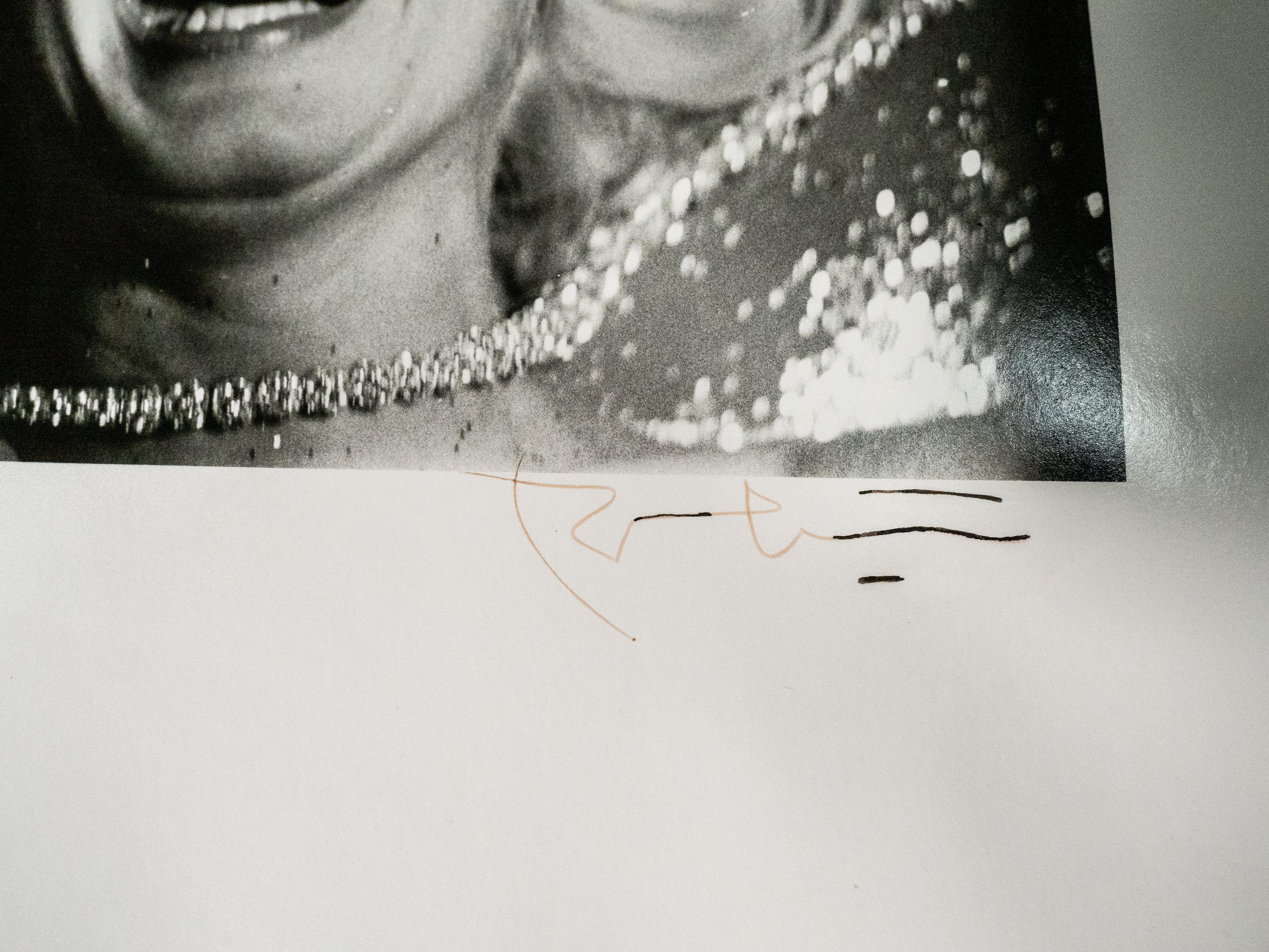 Marilyn avec des diamants, Marilyn Monroe en train de rire - Noir Portrait Photograph par Bert Stern