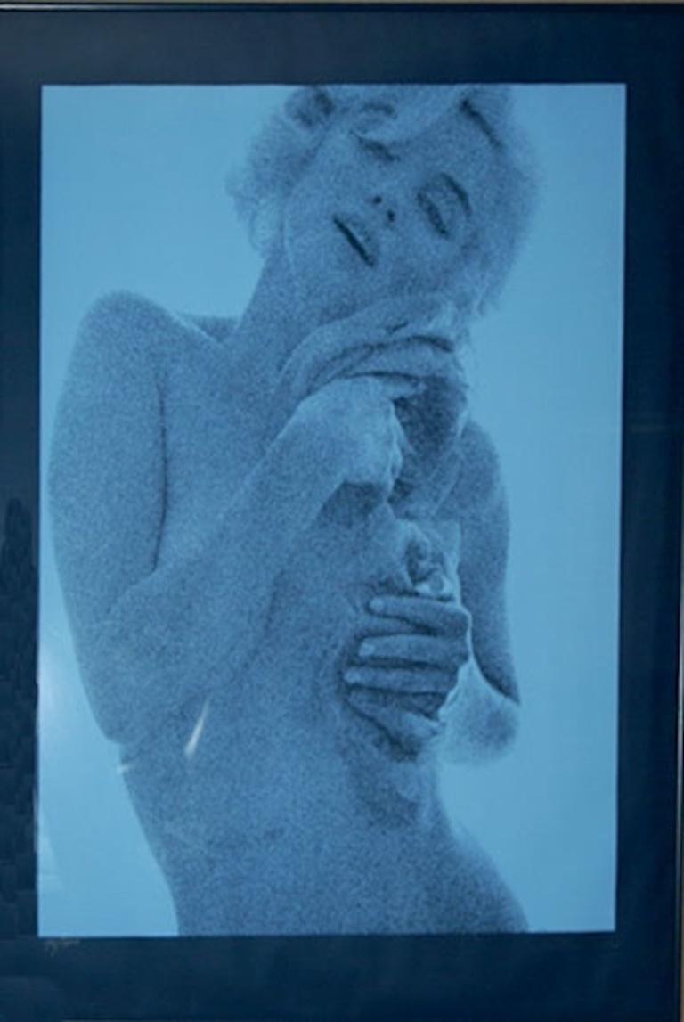 Marilyn Monroe mit Rosen.  Nackt