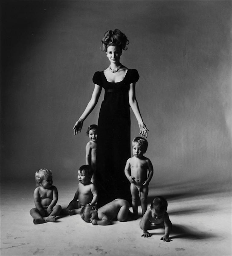 Black and White Photograph Bert Stern - Monique and Babies ; Monique Chevalier dans Norman Norell Harvey Winston Diamonds 
