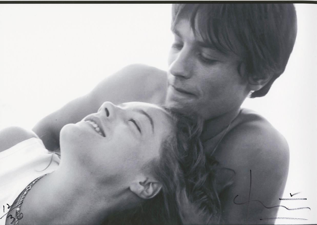 Romy e Delon 1 - Black and White Photograph Grigio di Bert Stern