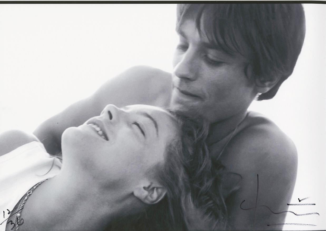 Romy und Delon 1 (Grau), Black and White Photograph, von Bert Stern