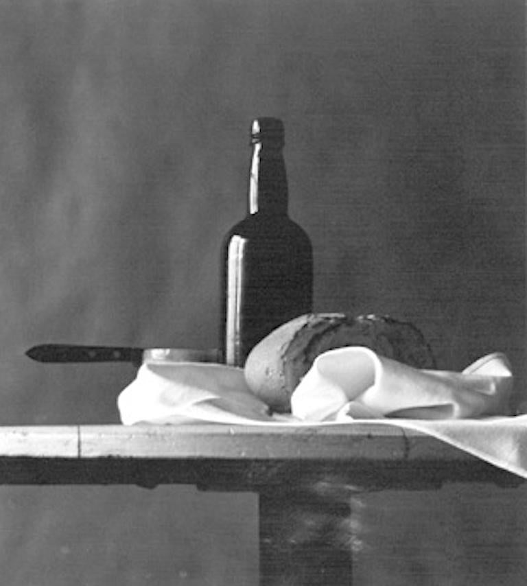 Bert Stern Black and White Photograph – Sill-Leben, Weinflasche und Brot