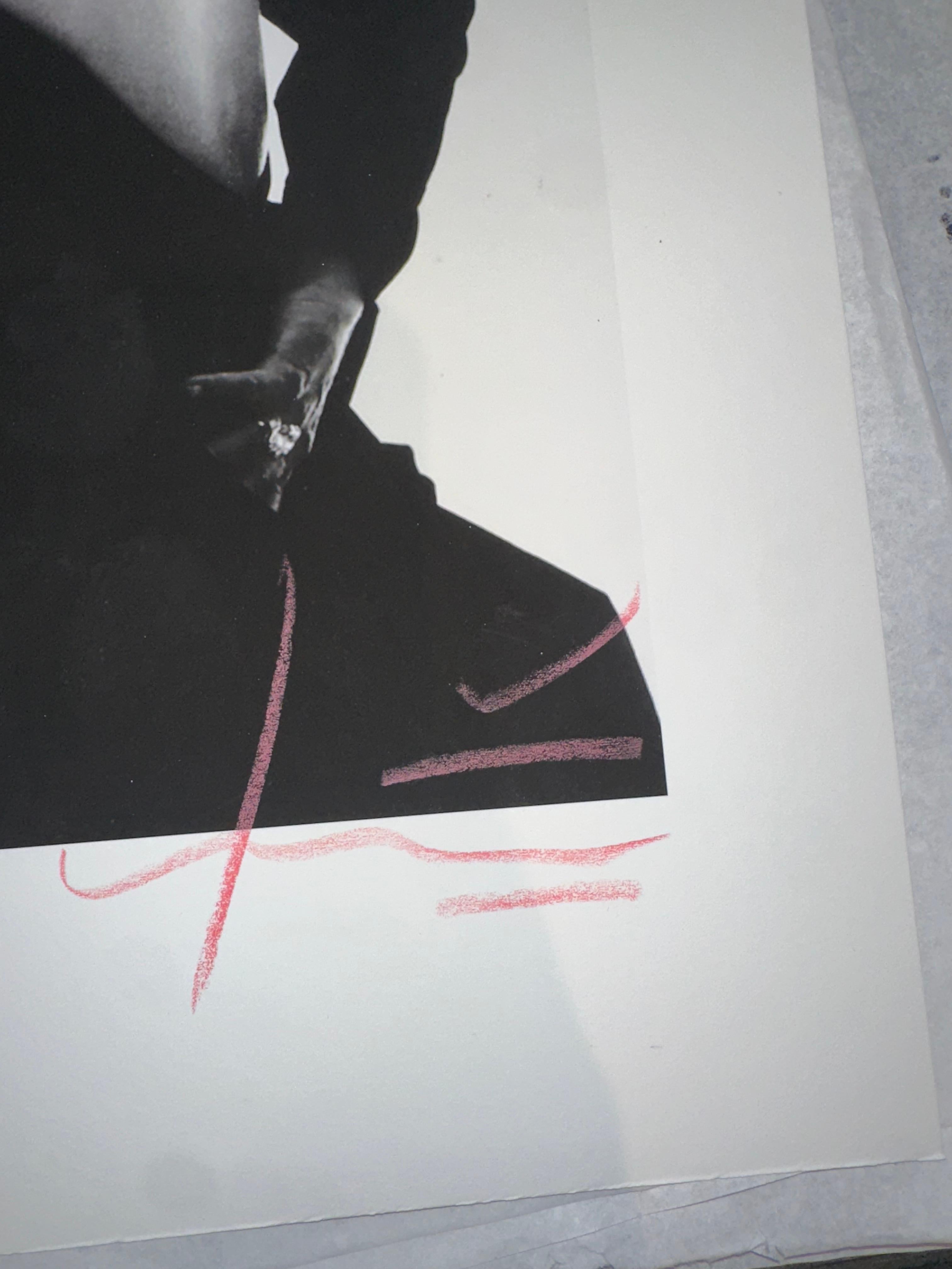 Marilyn in schwarzem Kleid – Print von Bert Stern
