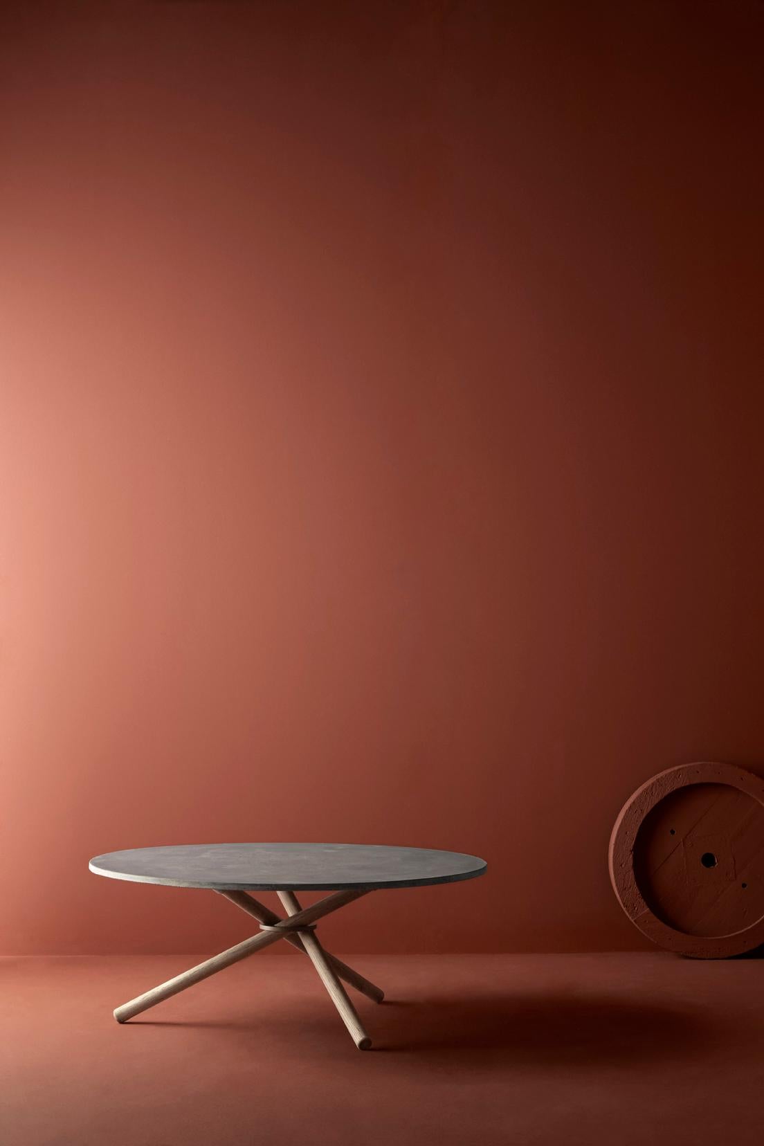 Mesa baja con tablero de hormigón claro y patas de roble claro Berta by Eberhart Furniture
Dimensiones: P 90 x A 38 cm.
Materiales: Roble claro, hormigón claro, metal.

Disponible en otros acabados. Póngase en contacto con nosotros.

Bertha, una