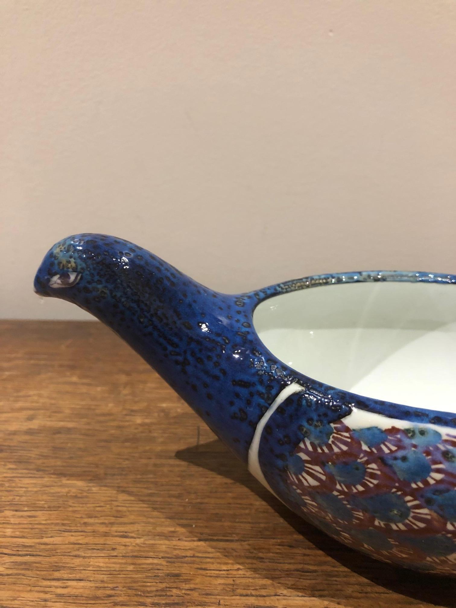 Piatto per uccelli Berte Jessen Fajance di Royal Copenhagen
Questa inserzione riguarda un'insolita ciotola/piatto firmata Royal Copenhagen, Danimarca. Questa ciotola è stata disegnata da Berte Jessen, uno dei designer del gruppo Tenera di Nils
