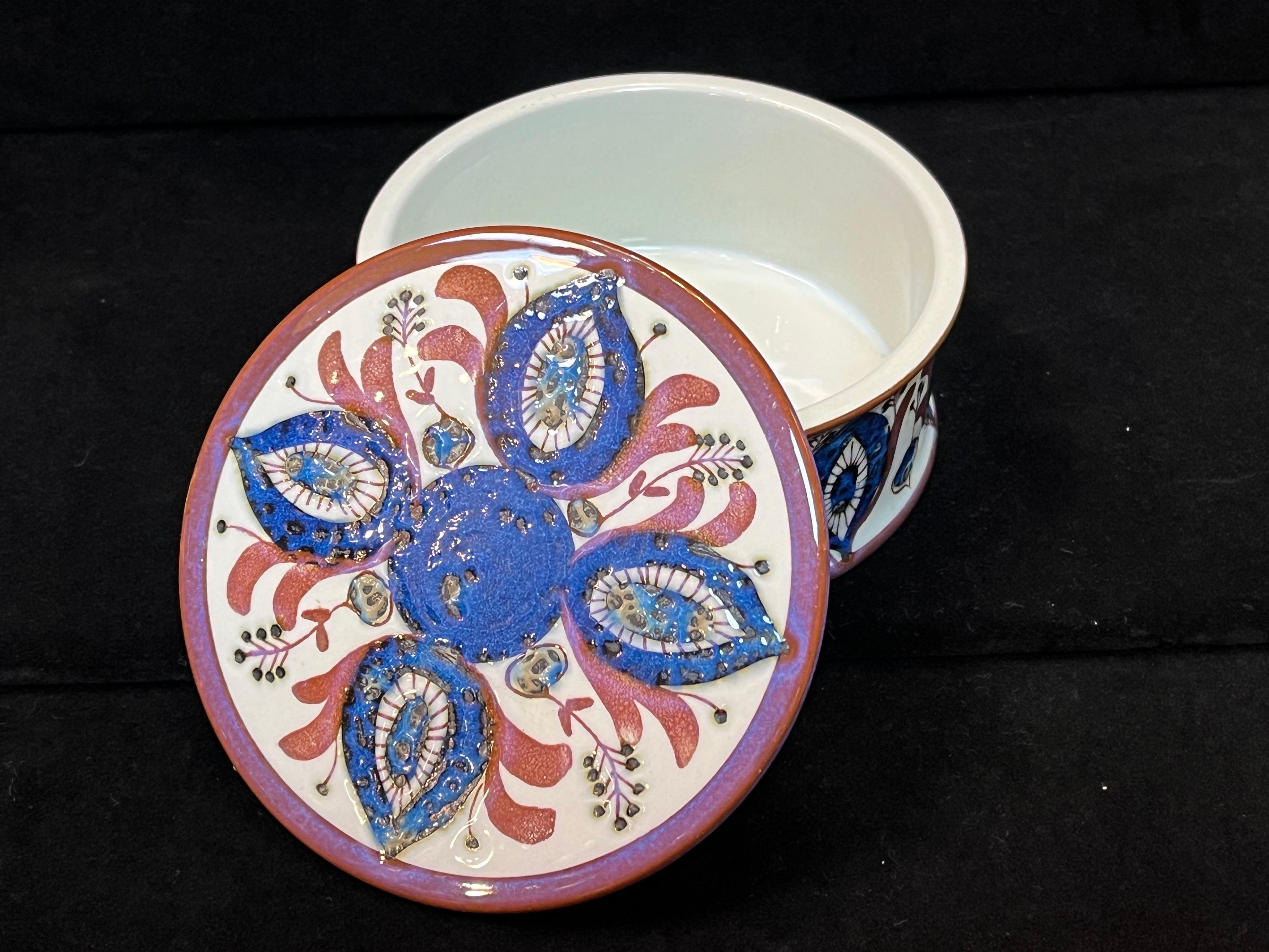 Dänische moderne Keramikschachtel mit Deckel aus Fayence von Berte Jessen für Royal Copenhagen im Angebot 3