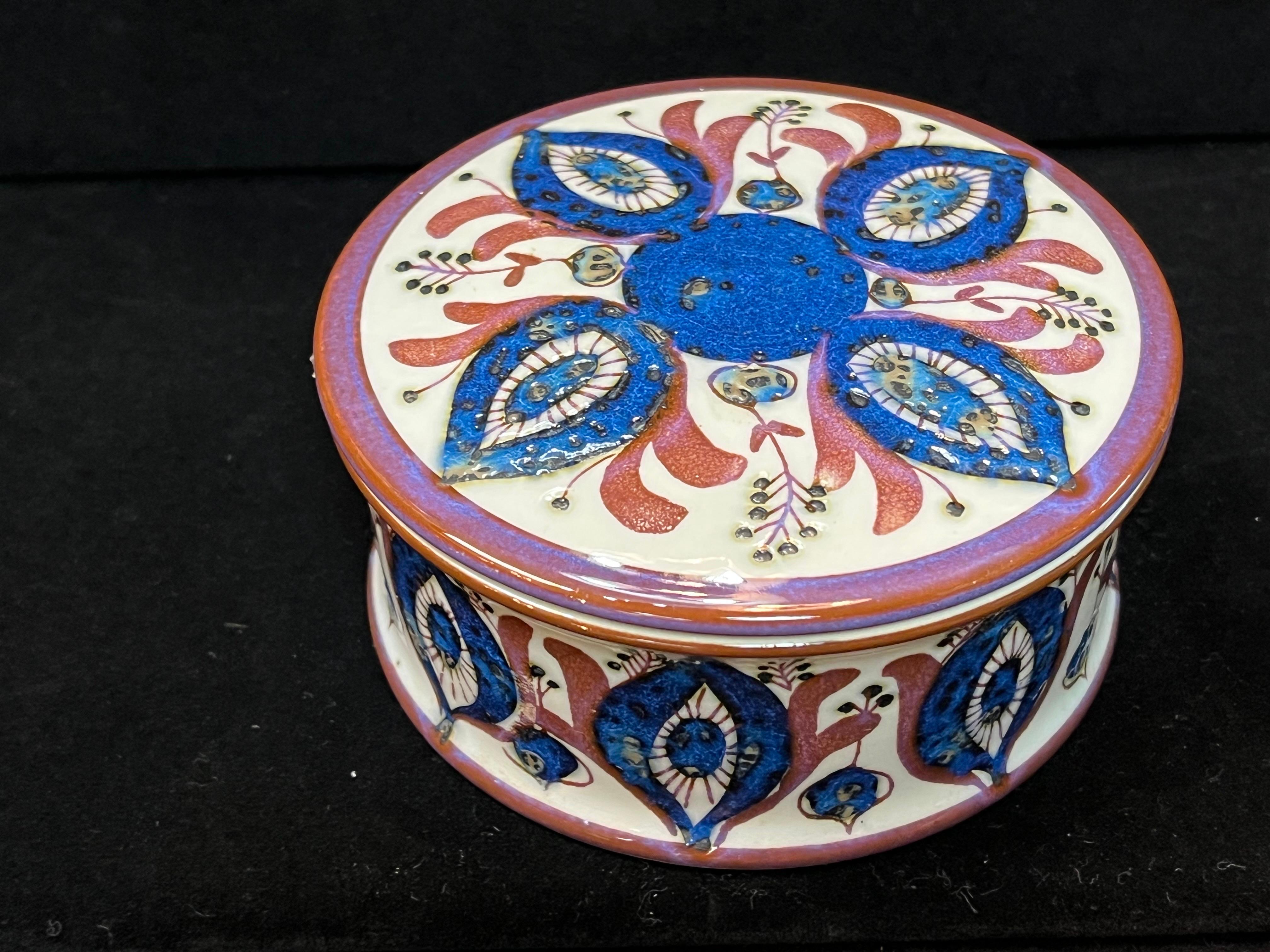Dänische moderne Keramikschachtel mit Deckel aus Fayence von Berte Jessen für Royal Copenhagen im Angebot 1
