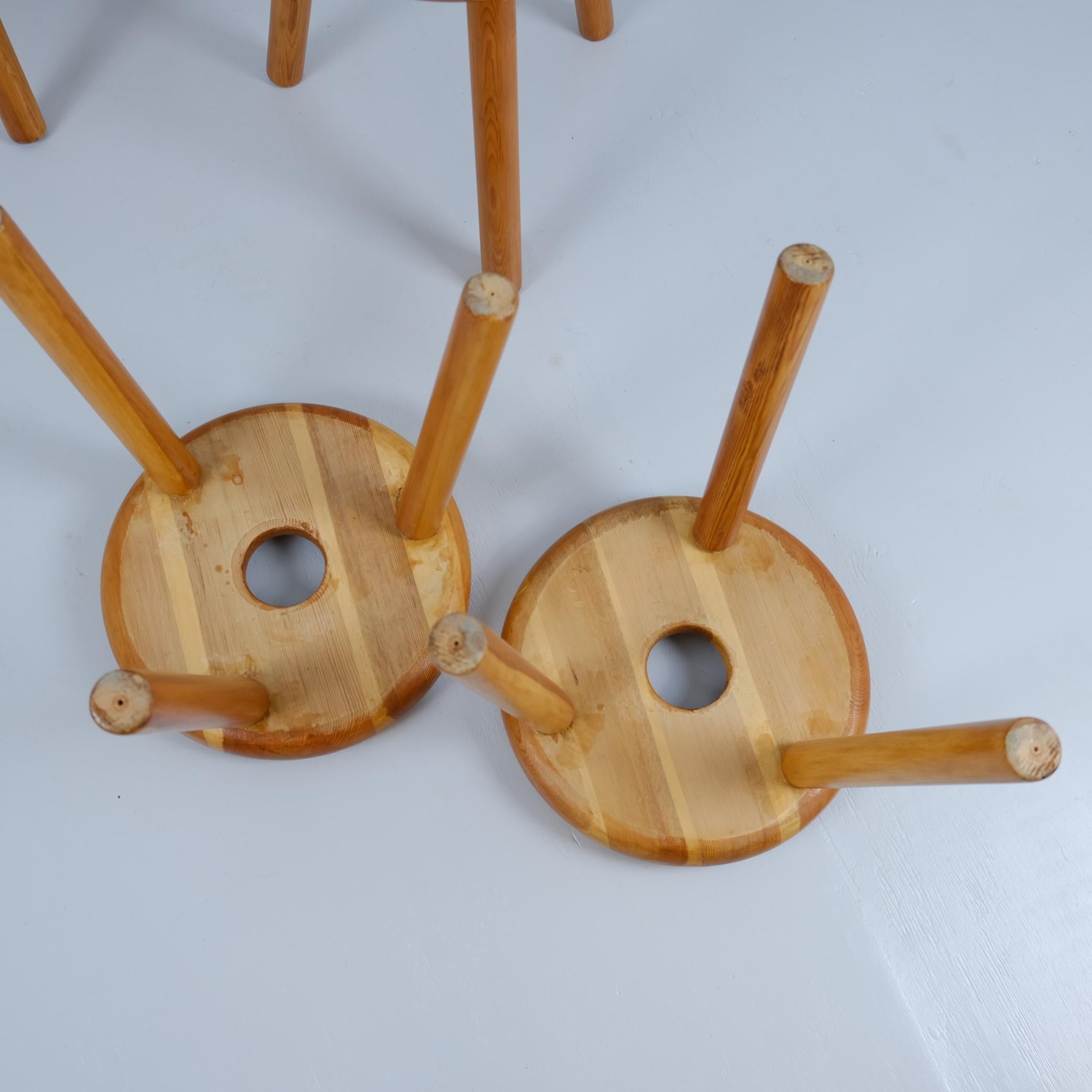 Bertel Gardberg, A Set of 5 Finnish 'Doughnut' Stools in Pine, Normark 1960s For Sale 4