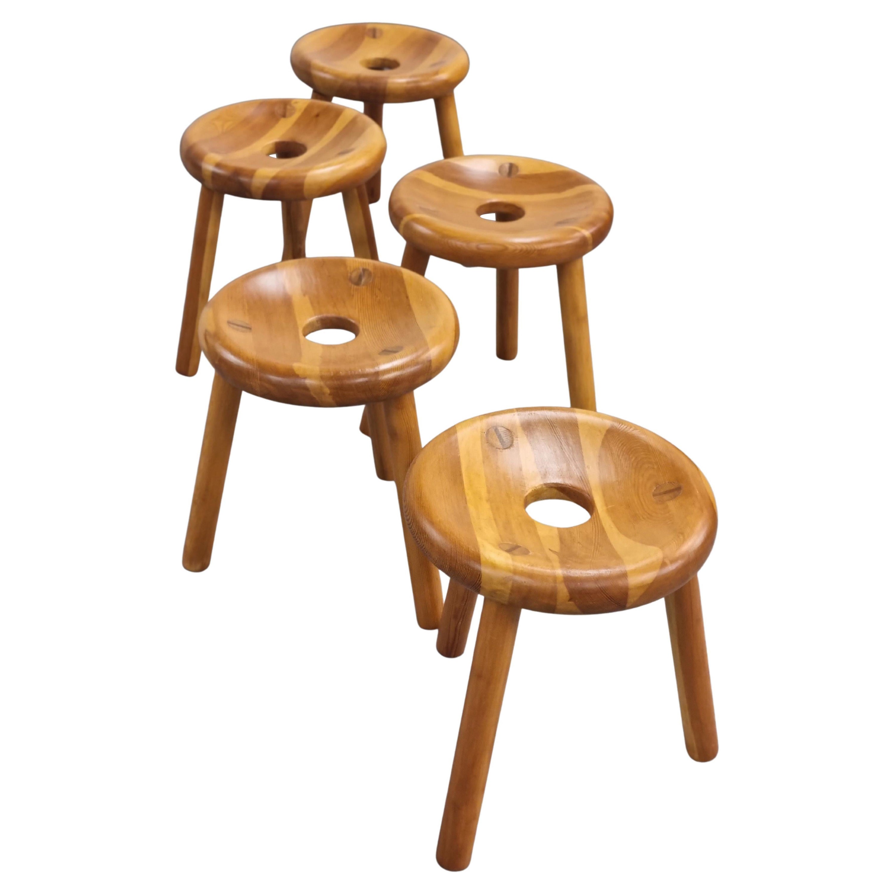 Bertel Gardberg, 5er-Set finnischer Hocker aus Nussbaumholz in Kiefernholz, Normark 1960er Jahre