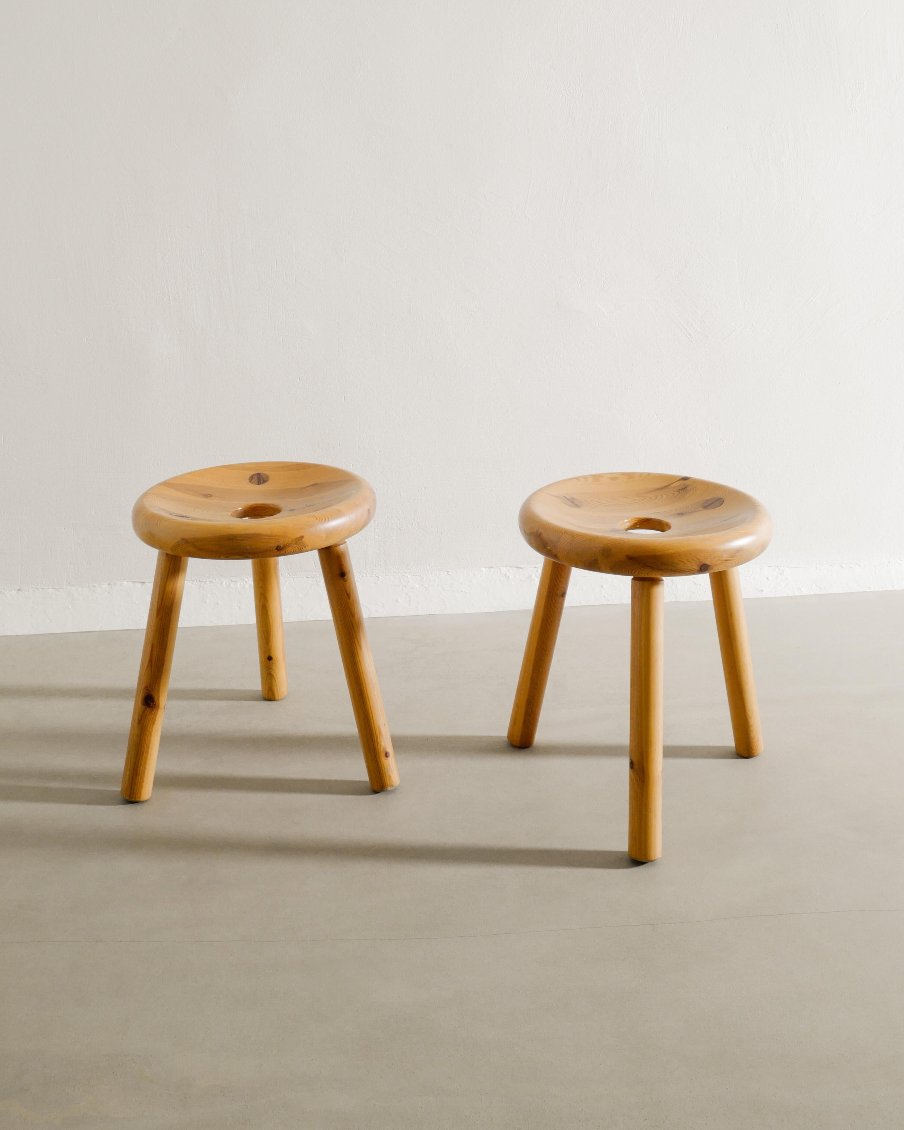 Scandinavo moderno Sgabelli in legno a treppiede in pino di Bertel Gardberg, metà secolo, prodotti in Finlandia, anni '60 in vendita