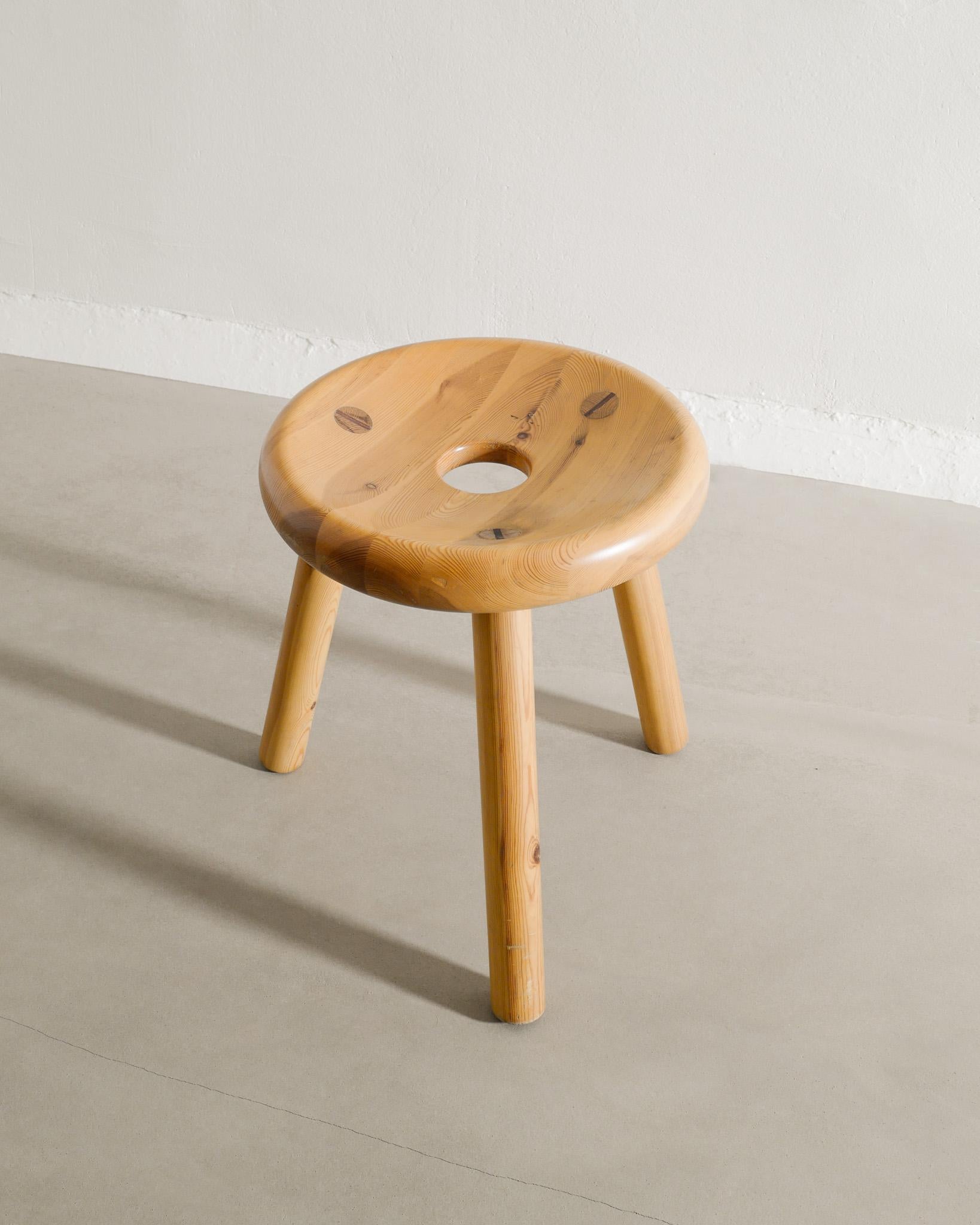 Finlandese Sgabelli in legno a treppiede in pino di Bertel Gardberg, metà secolo, prodotti in Finlandia, anni '60 in vendita