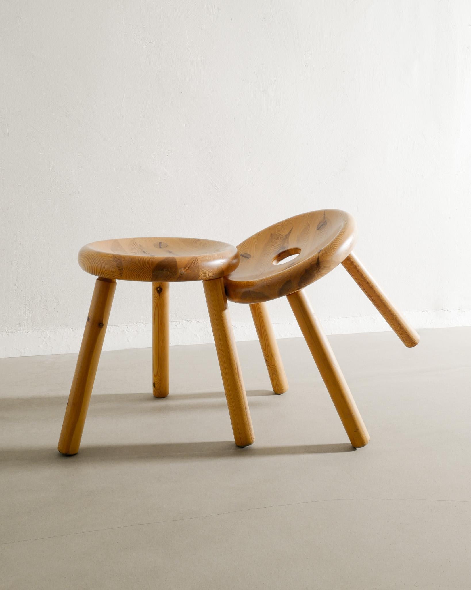 Sgabelli in legno a treppiede in pino di Bertel Gardberg, metà secolo, prodotti in Finlandia, anni '60 In condizioni buone in vendita a Stockholm, SE