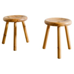 Sgabelli in legno a treppiede in pino di Bertel Gardberg, metà secolo, prodotti in Finlandia, anni '60