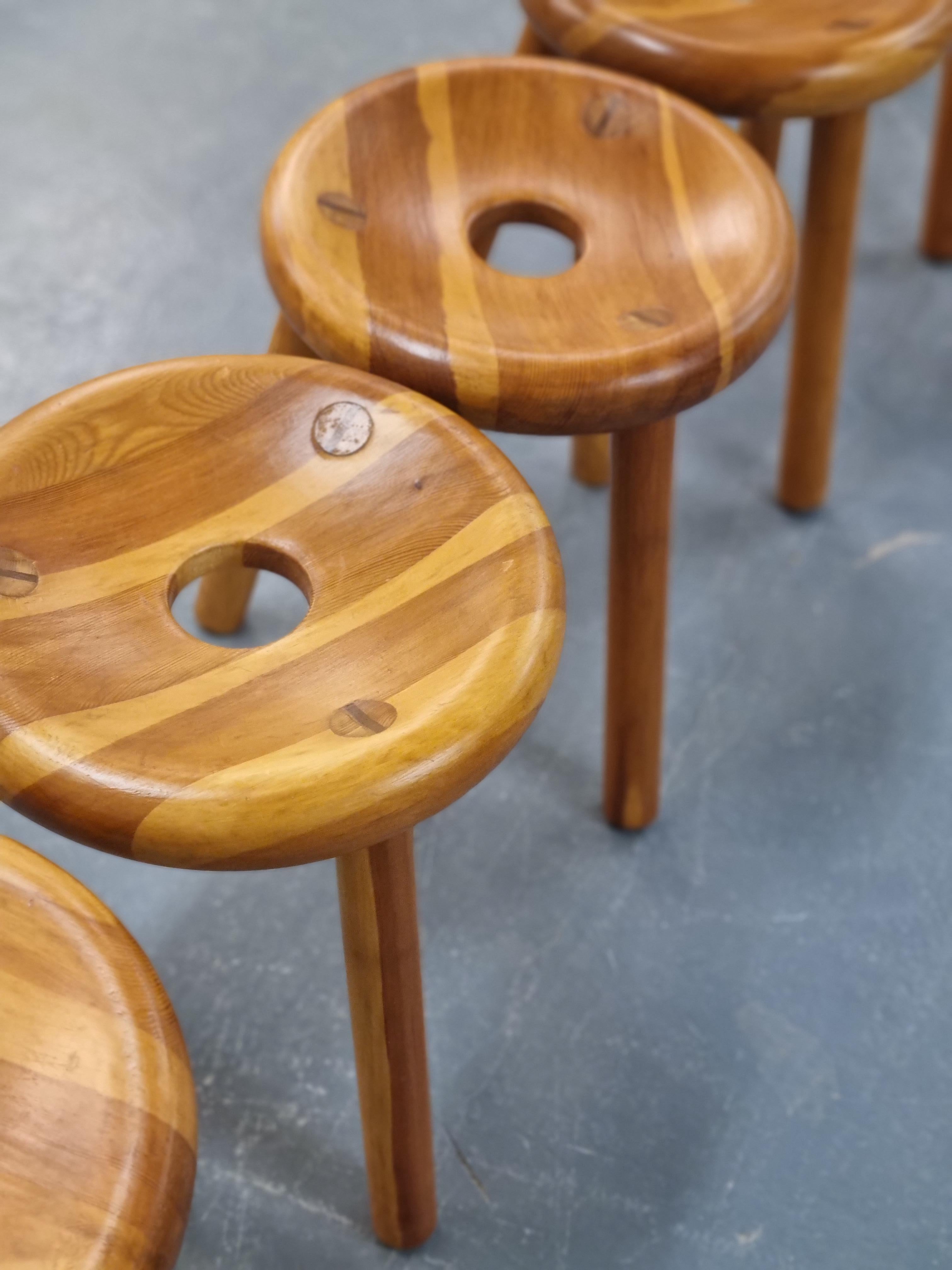 Bertel Gardberg, A Set of 5 Finnish 'Doughnut' Stools in Pine, Normark 1960s For Sale 2