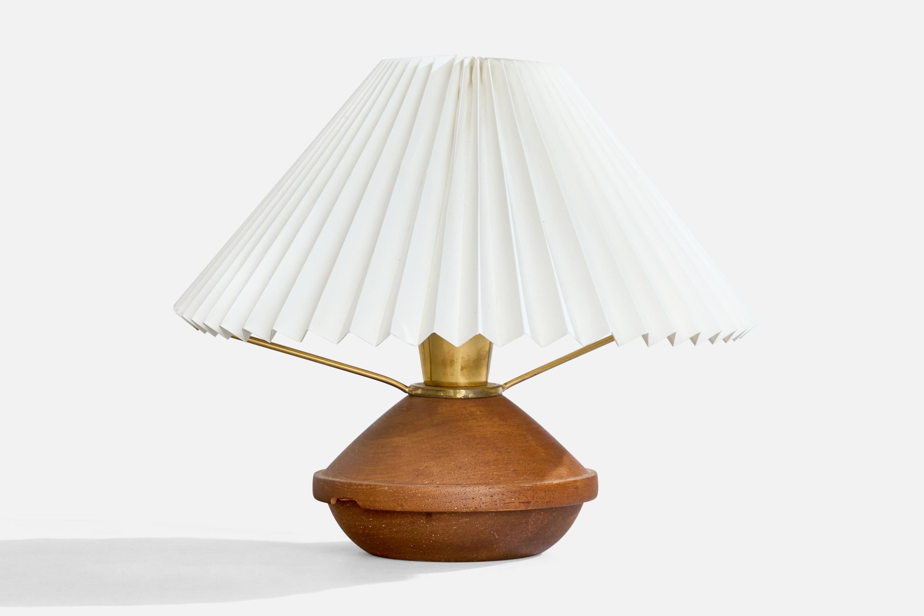A teak, brass and white paper table lamp designed by Bertel Gardner and produced by Lival Oy, Finland, c. 1960s.

Overall Dimensions (inches): 9.8” H x  11.4