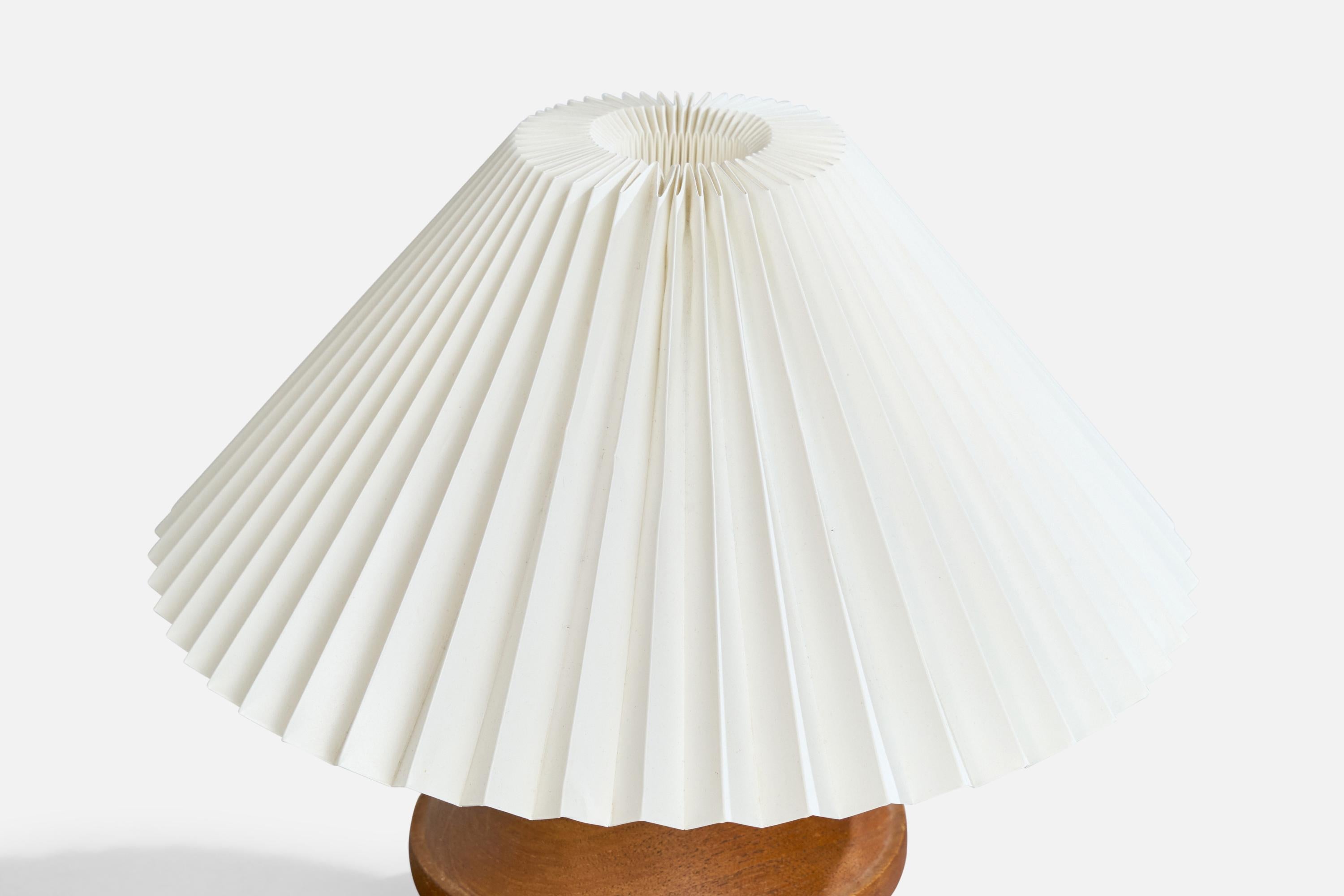 Bertel Gardberg, Table Lamp, Teak, Brass, Paper, Finland, 1960s In Fair Condition For Sale In High Point, NC