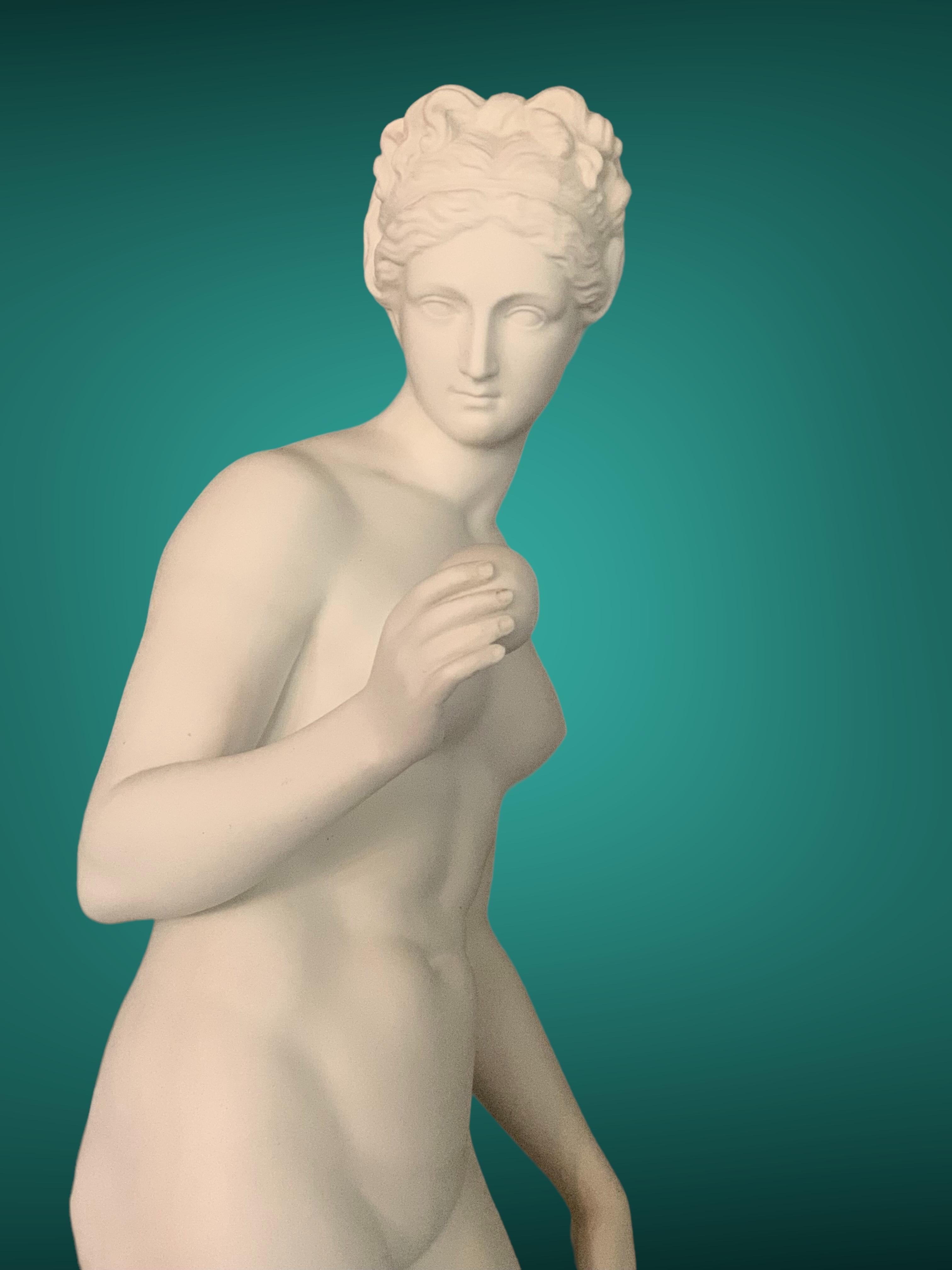 Venus with Apple, d'après Thorvaldsen, grande figurine bisque de la Manufacture Gustavsberg - Académique Sculpture par Bertel Thorvaldsen 