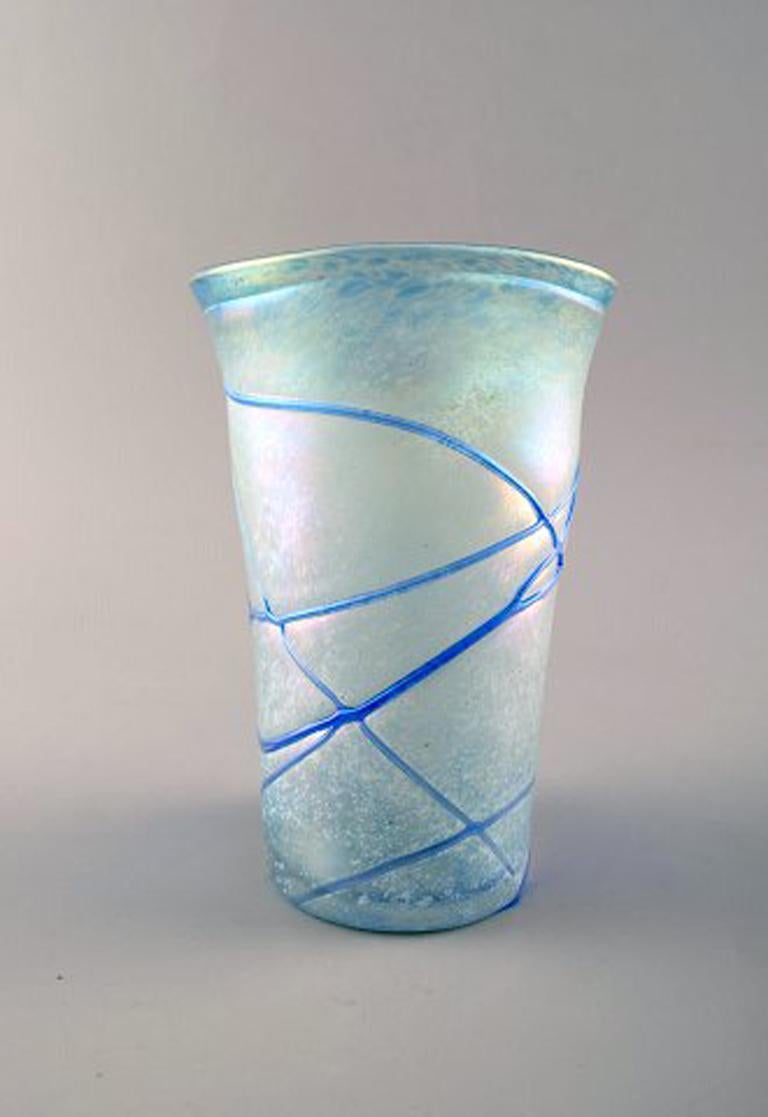 Bertel Vallien for Kosta Boda, Sweden. Vase in light blue mouth blown art glass. Swedish design, 1980s.
Measures: 15 x 12 cm.
In perfect condition.
Signed.