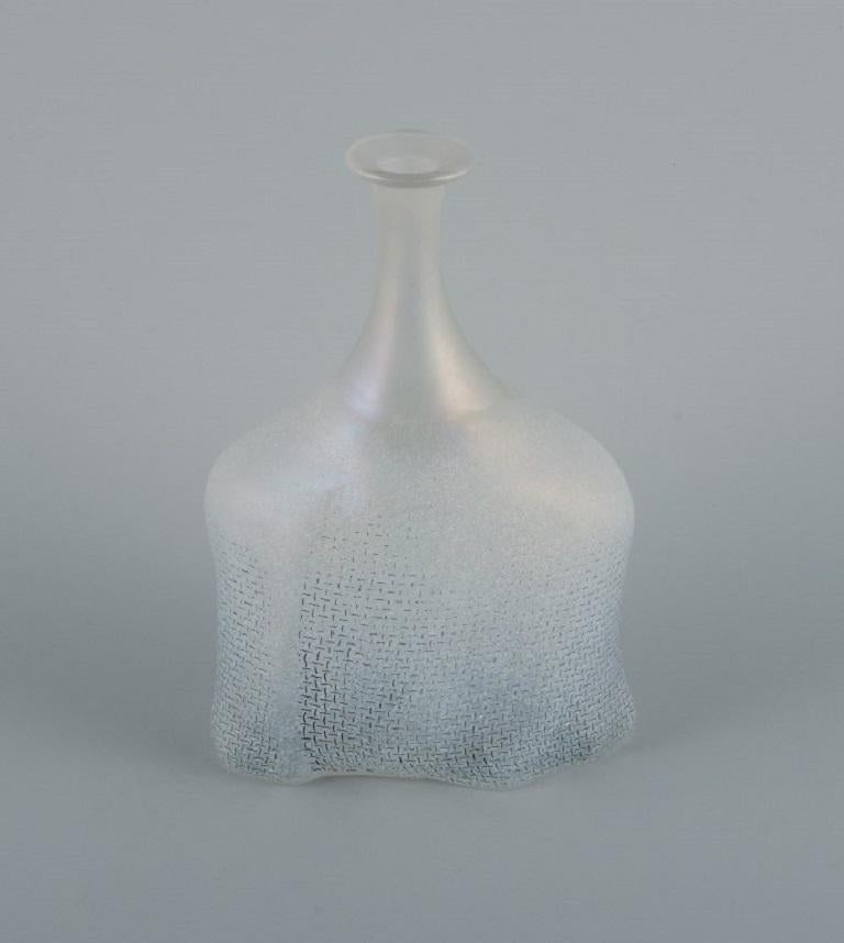 Bertel Vallien for Kosta Boda. Vase / bottle with blue tones in hand blown art glass.
Swedish design, 1980s.
In perfect condition.
Dimensions: H 23.0 x W 14.0 cm.