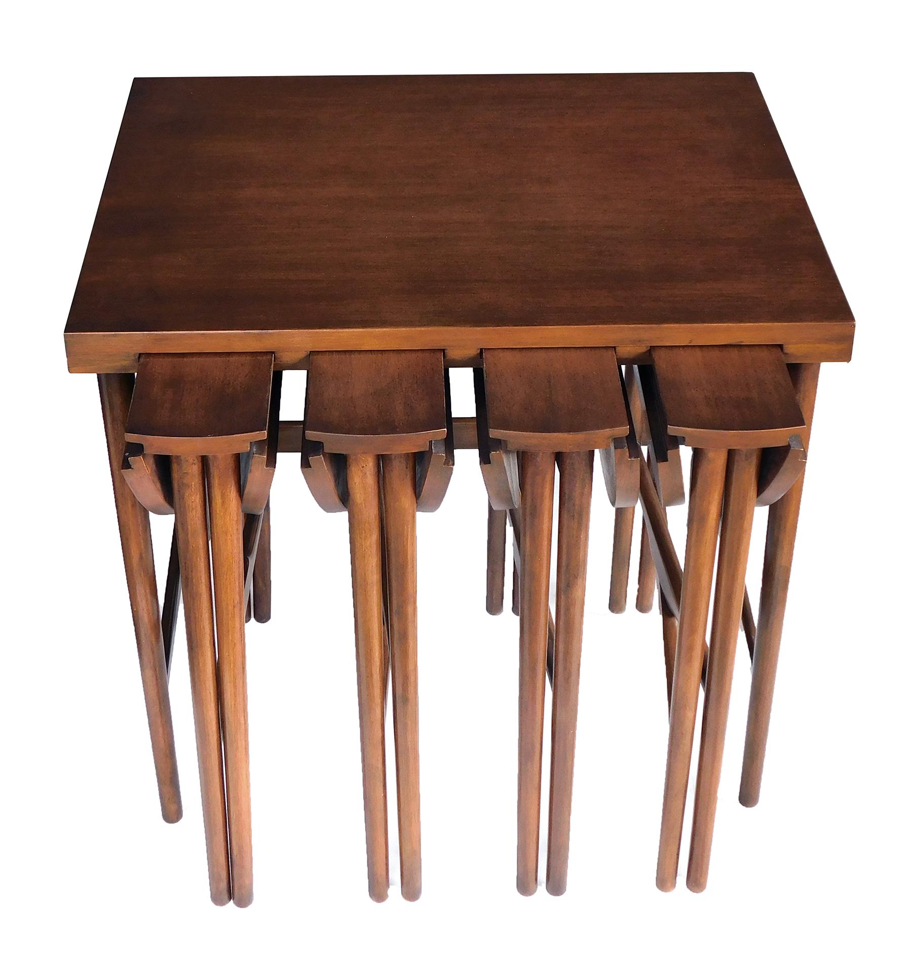 Mid-Century Modern Tables gigognes en noyer des années 1950 de Bertha Schaefer pour M. Singer & Sons en vente