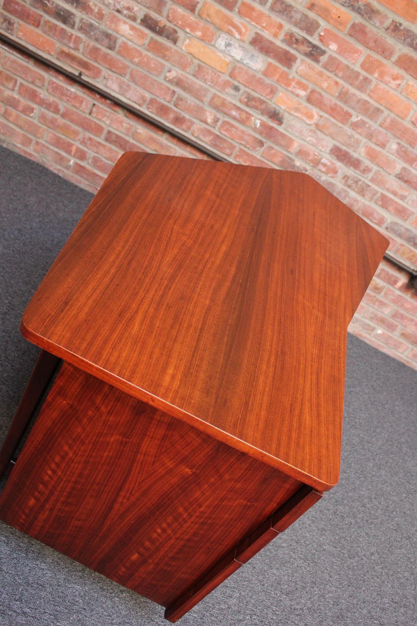 Asymmetrischer Schreibtisch aus italienischem Nussbaumholz von Bertha Schaefer für Singer and Sons im Angebot 11