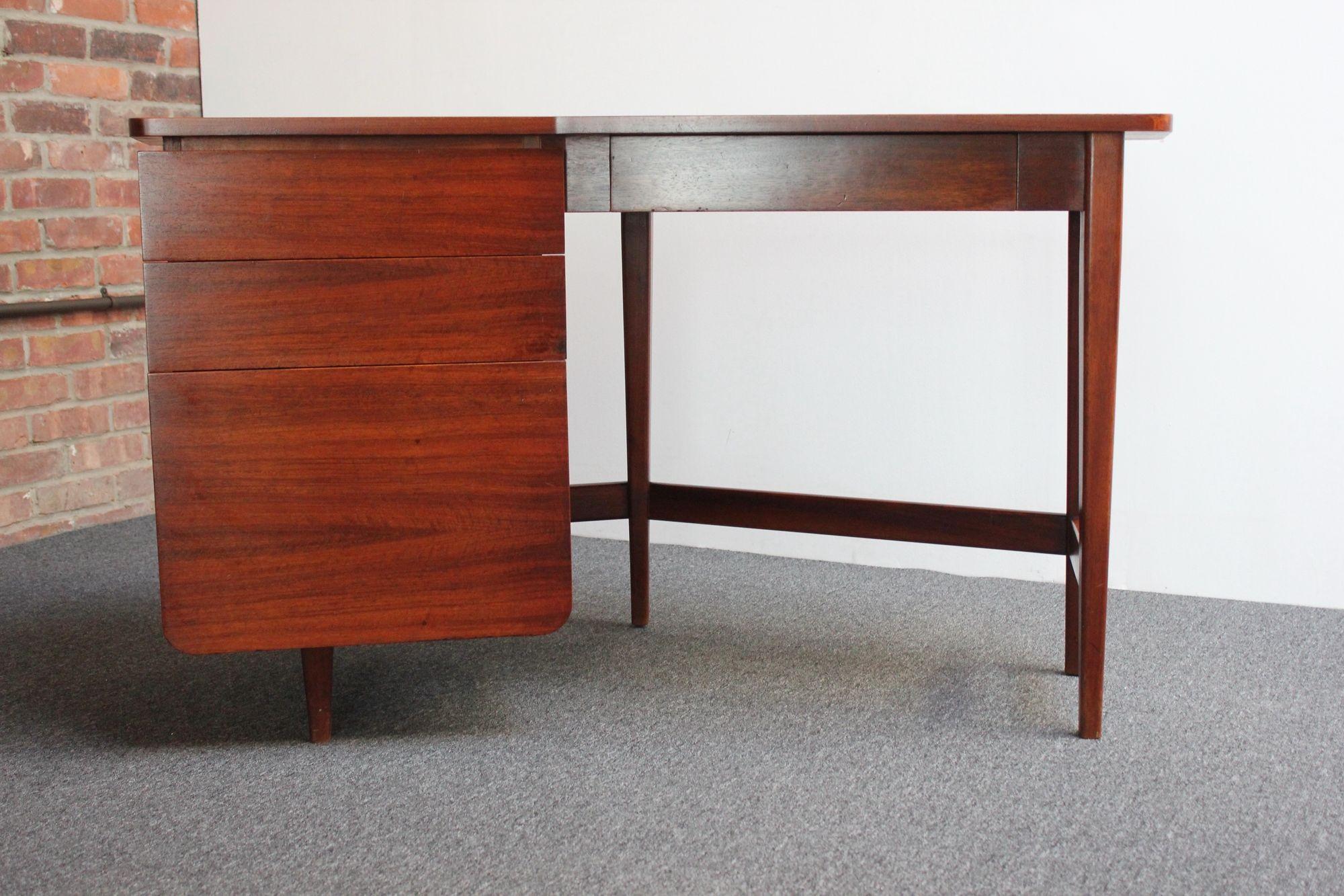 Diminutive midcentury angled student desk in Italian walnut designed by Bertha Schaefer for M. Singer & Sons (Model 2162 - USA, ca. 1955).
Often co-attributed to Gio Ponti, who also designed for Singer & Sons, but no such claim has been confirmed.