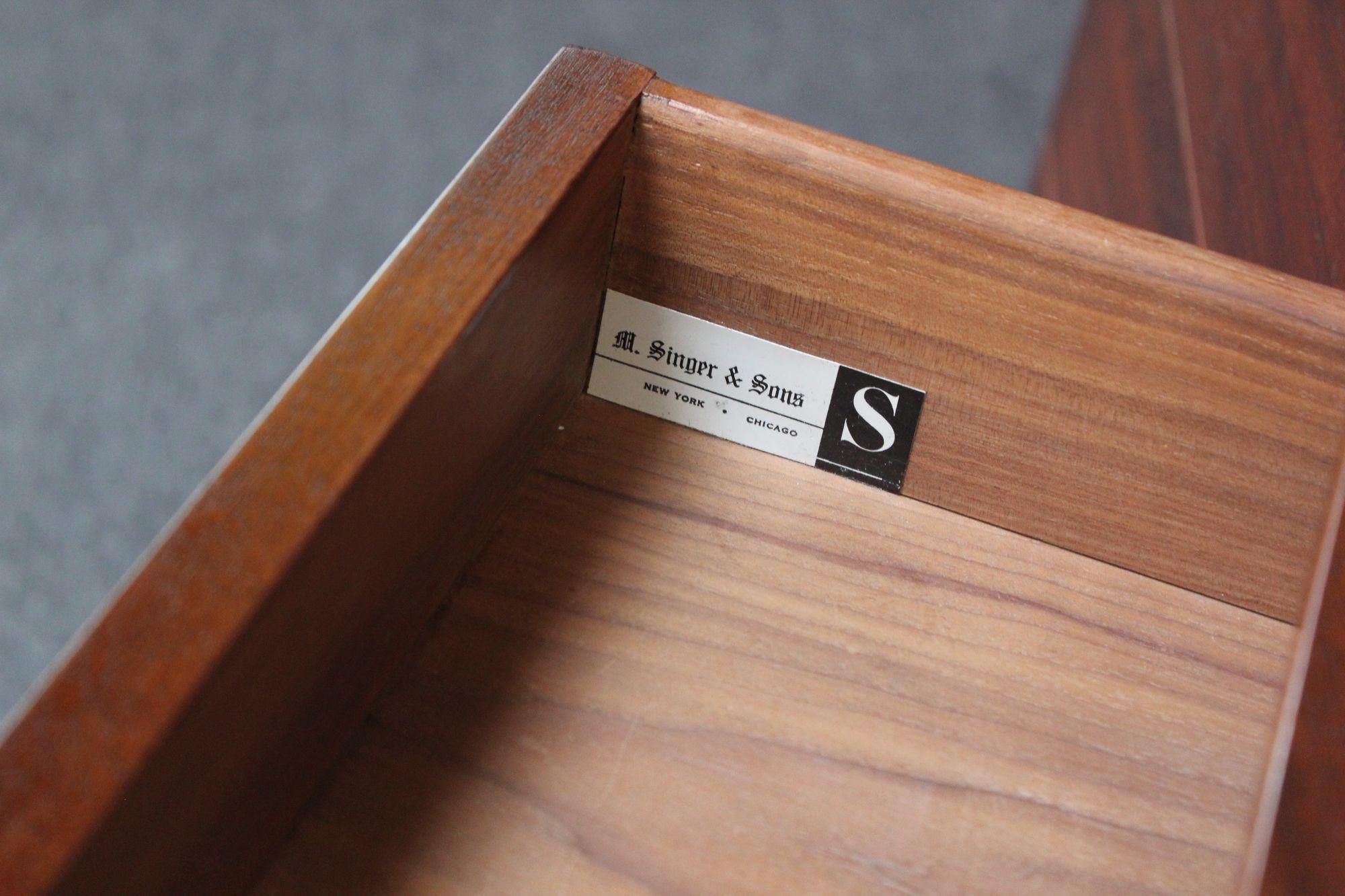 Asymmetrischer Schreibtisch aus italienischem Nussbaumholz von Bertha Schaefer für Singer and Sons im Angebot 7