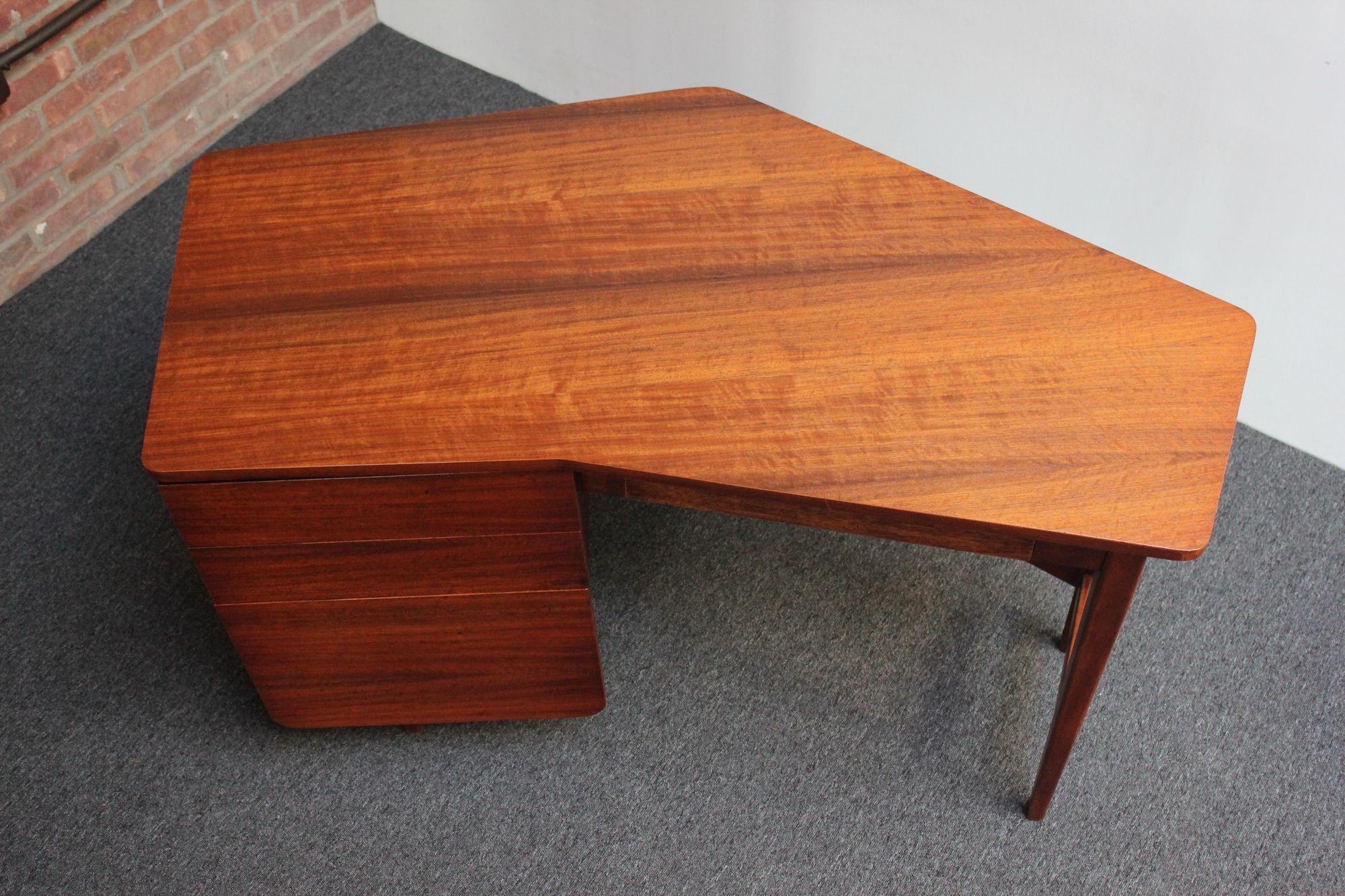 Bertha Schaefer for Singer and Sons Italian Walnut Asymmetrical Desk In Good Condition For Sale In Brooklyn, NY