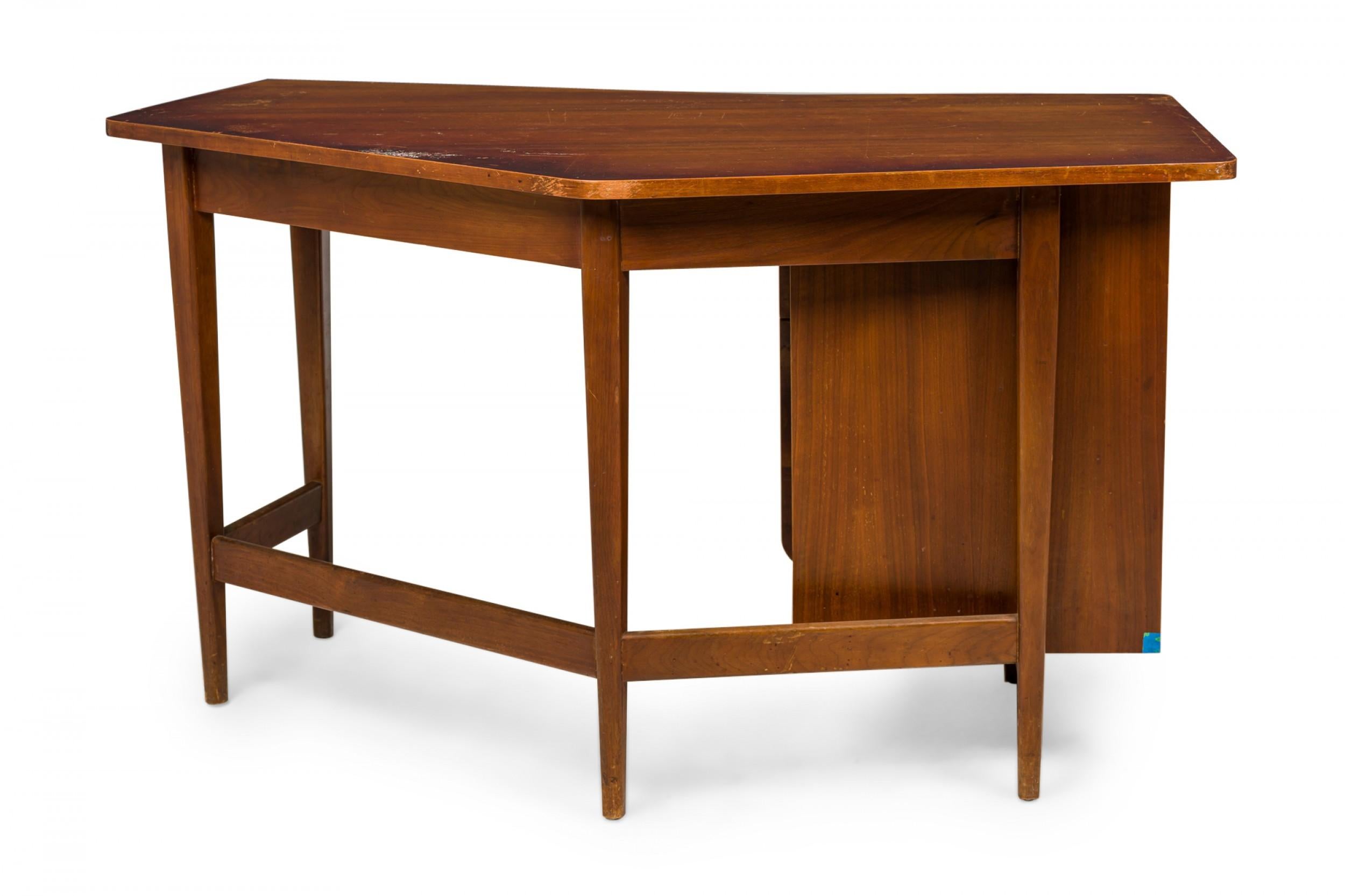 Bertha Schaefer für Singer & Sons, amerikanischer Mid-Century-Schreibtisch mit Angle Top-Schreibtisch (Moderne der Mitte des Jahrhunderts) im Angebot