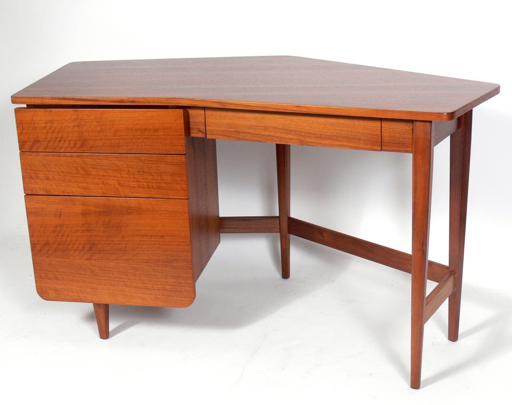 Eleganter moderner Schreibtisch, entworfen von Bertha Schaefer für Singer and Sons, um 1950. Schöne Maserung des italienischen Nussbaums, besonders an der Oberseite. Schaefer war eine der führenden Designerinnen der damaligen Zeit und entwarf diese