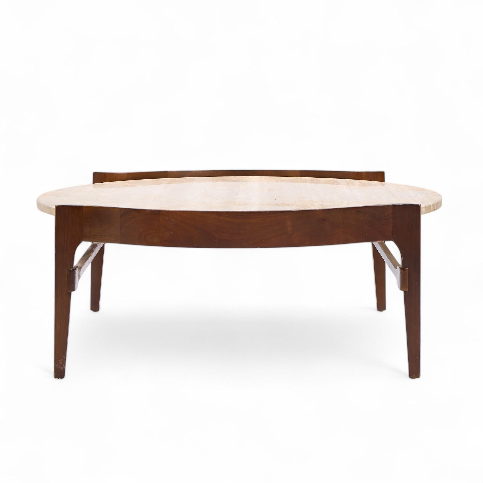 Table basse en travertin et noyer du milieu du siècle de Bertha Schaefer pour Singer & Sons Bon état - En vente à Franklin Park, IL