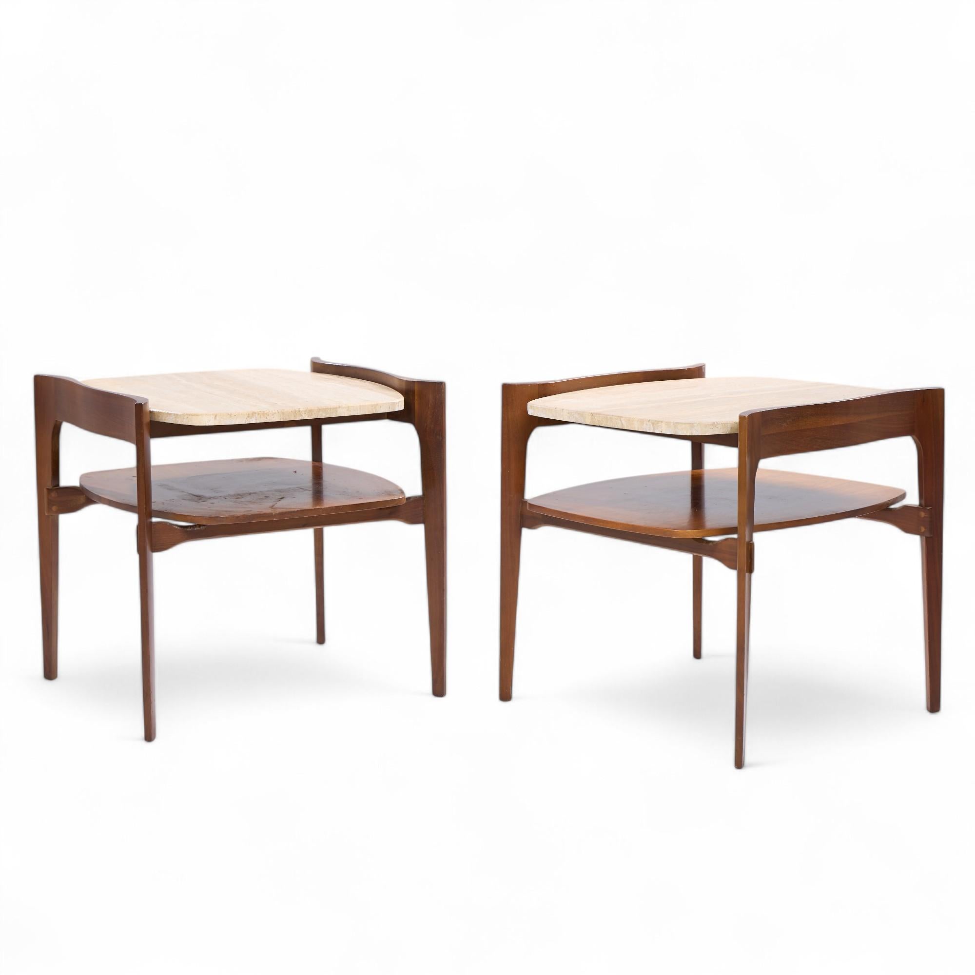 Mid-Century Modern Tables d'appoint en travertin sculpté et noyer Bertha Schaefer for Singer & Sons - Paire en vente