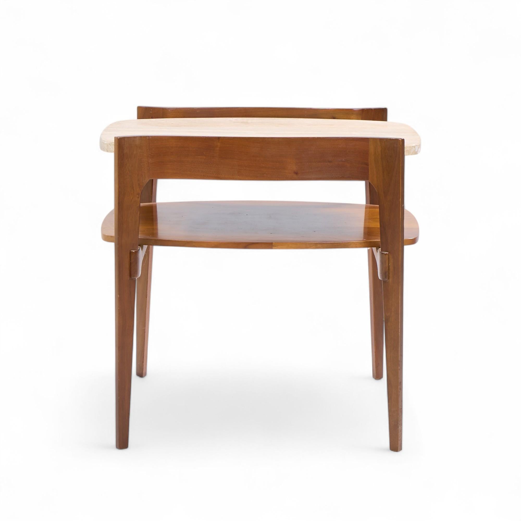 Américain Tables d'appoint en travertin sculpté et noyer Bertha Schaefer for Singer & Sons - Paire en vente