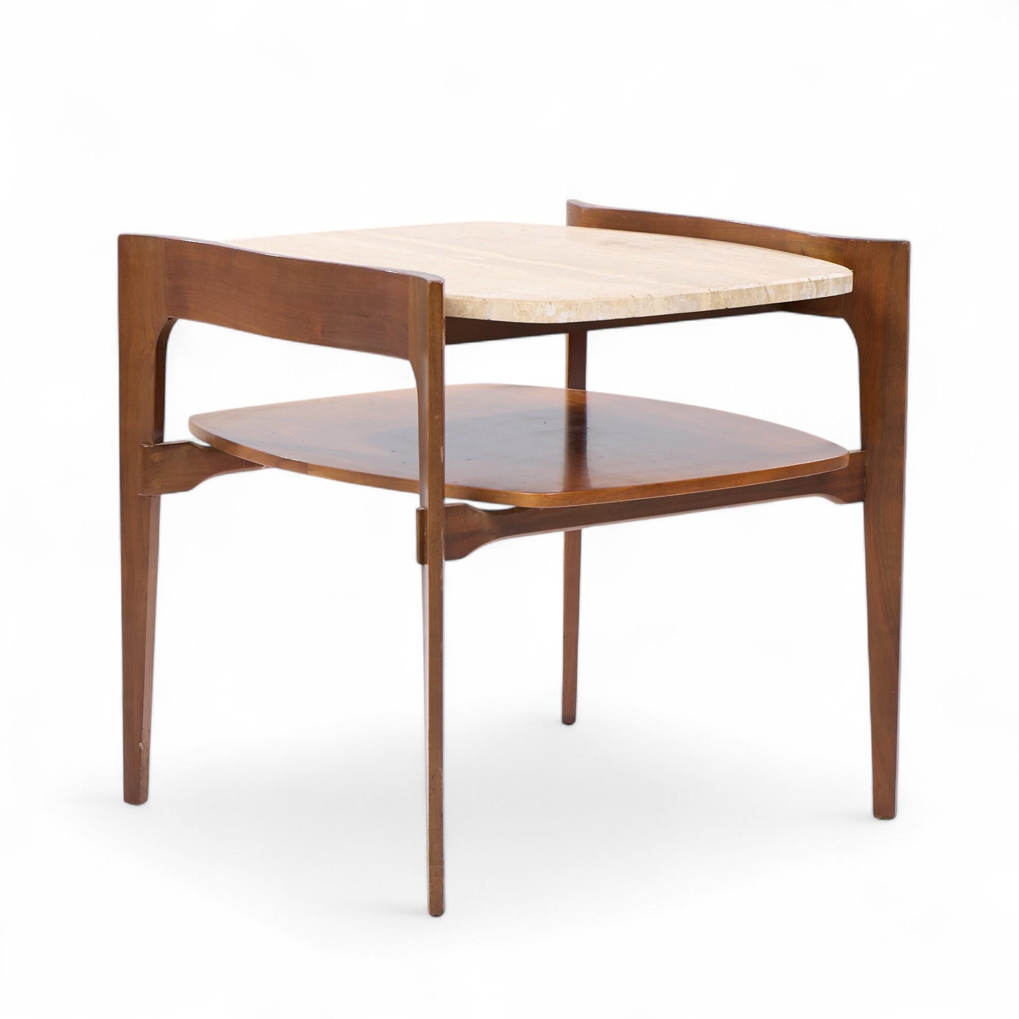 20ième siècle Tables d'appoint en travertin sculpté et noyer Bertha Schaefer for Singer & Sons - Paire en vente