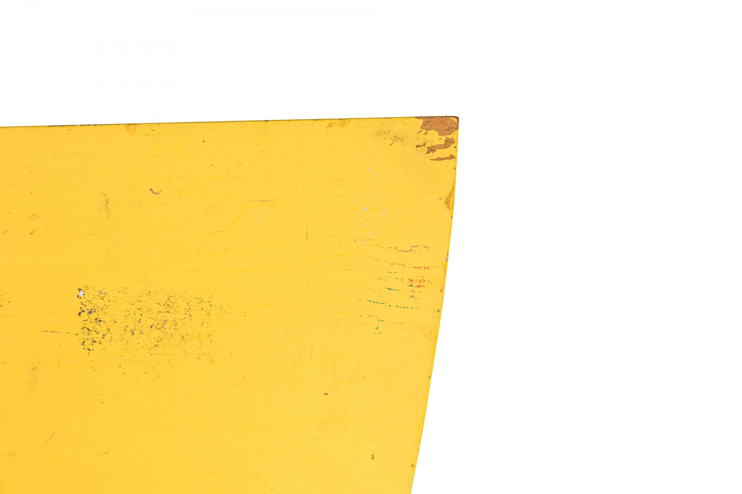 Bertha Schaefer für Singer & Sons, dreistöckiger gelb lackierter Beistelltisch (Holz) im Angebot