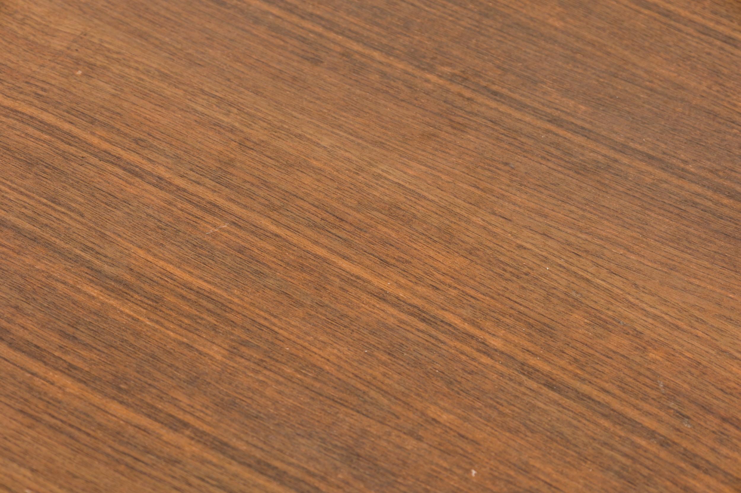 Bois Table d'appoint à deux niveaux en noyer et stratifié Bertha Schaefer pour Singer & Sons en vente