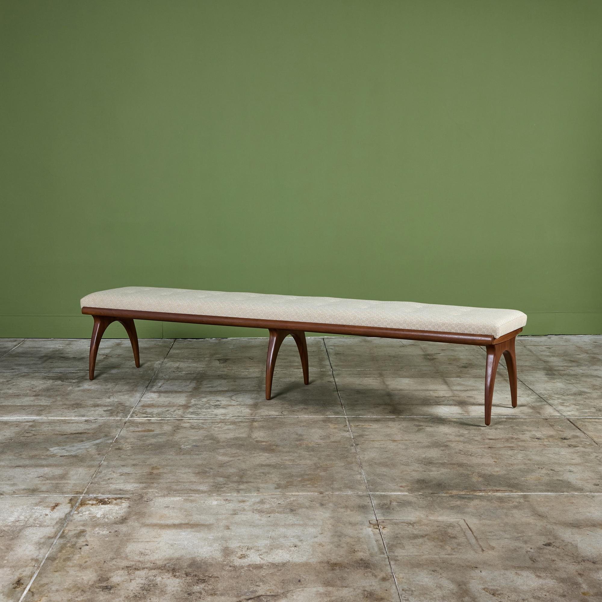 Banc en noyer réalisé par la designer américaine Bertha Schaefer pour Singer and Sons, c.1950s, USA. Le banc est doté de six pieds sculpturaux incurvés et a été récemment retapissé avec des boutons tuftés.

Dimensions
84,5