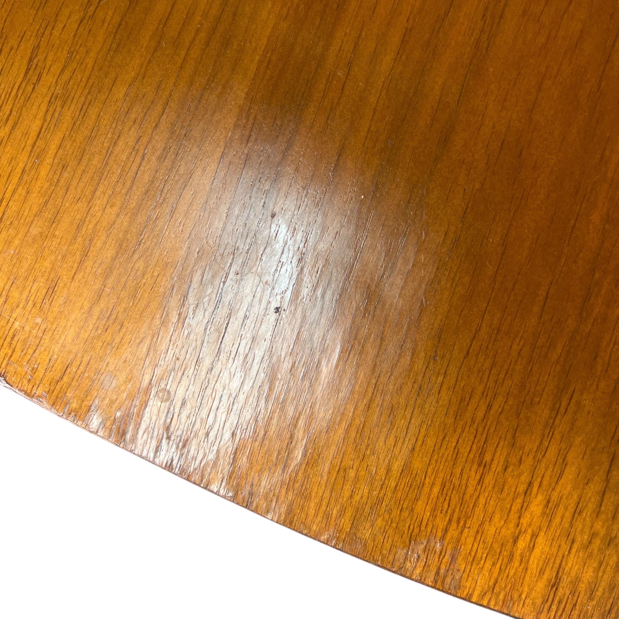 Mesa auxiliar escultórica de nogal travertino Bertha Schaefer en venta 3